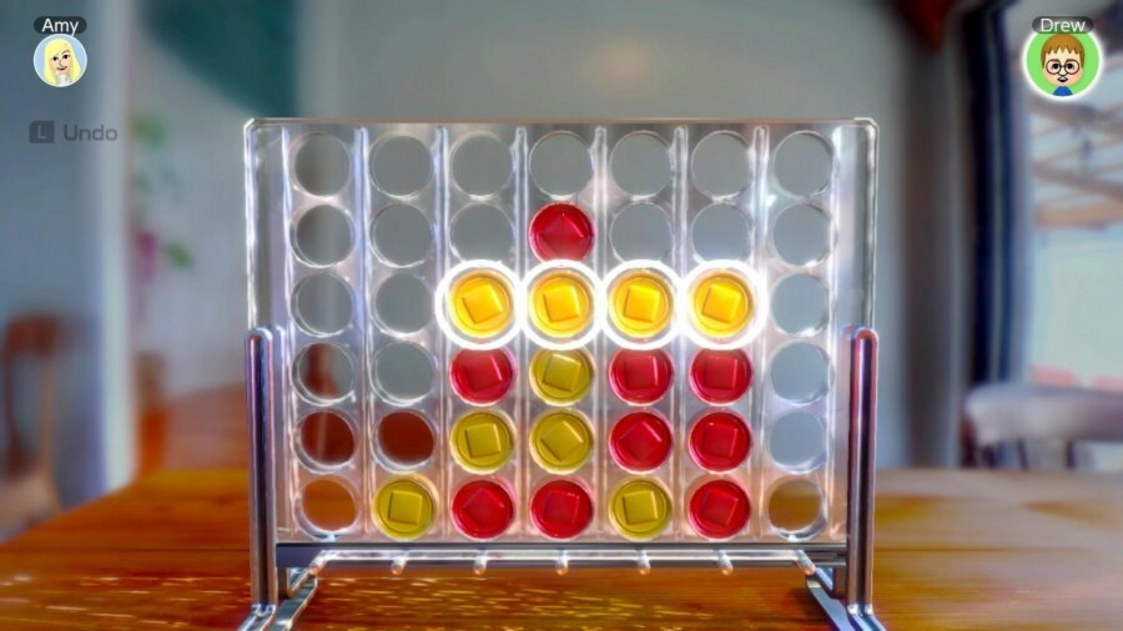 Trwa gra w Connect Four. Żółte i czerwone dyski są na planszy. Amy i Drew są graczami.