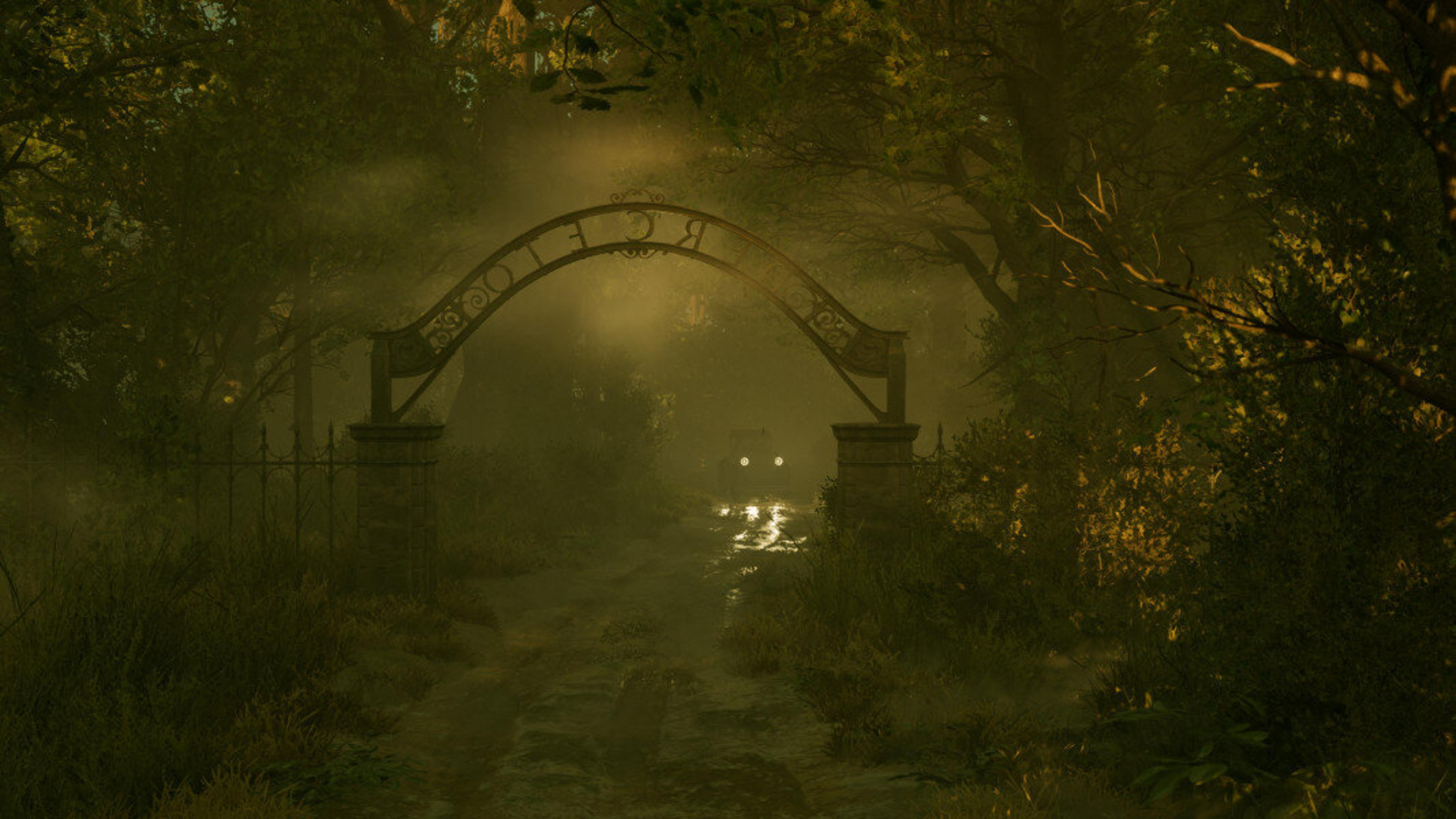 Łukowa brama z napisem "RICE" w mglistym lesie. Samochód ze światłami widoczny w oddali.