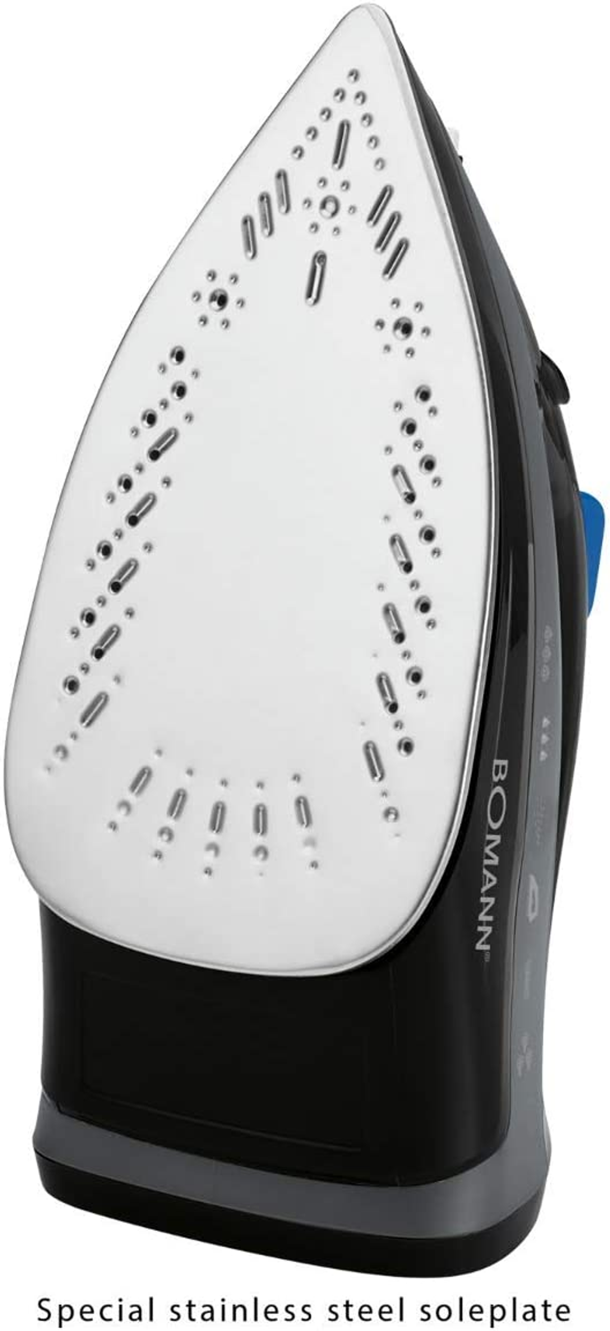 Zbliżenie żelazka ze stali nierdzewnej. Ma białą stopę z otworami oraz czarny i szary korpus z nazwą marki 'BOMANN'.
