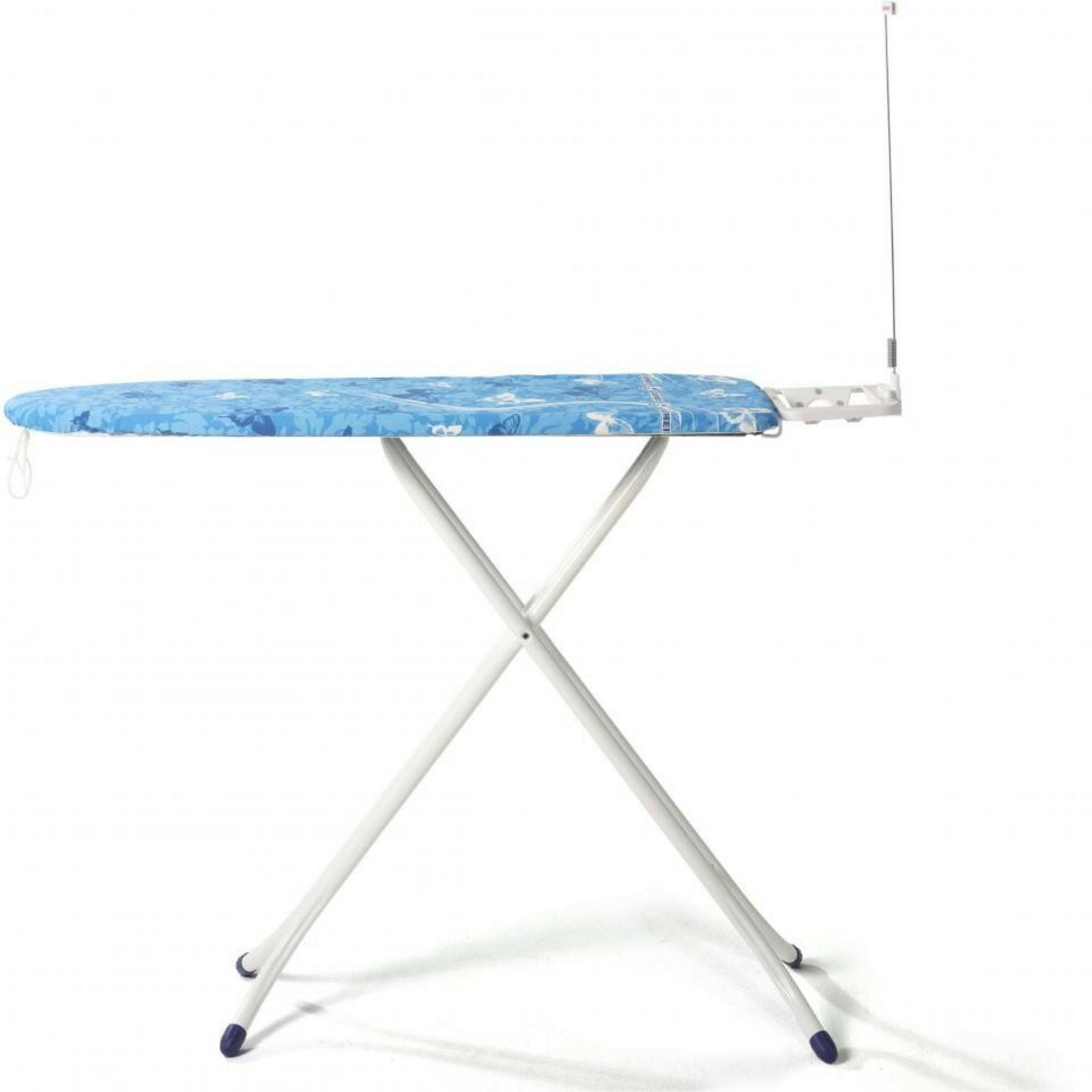 Deska do prasowania z niebieskim, kwiatowym pokrowcem stoi na białym tle. Ma białe nogi i metalowy stojak na żelazko.
