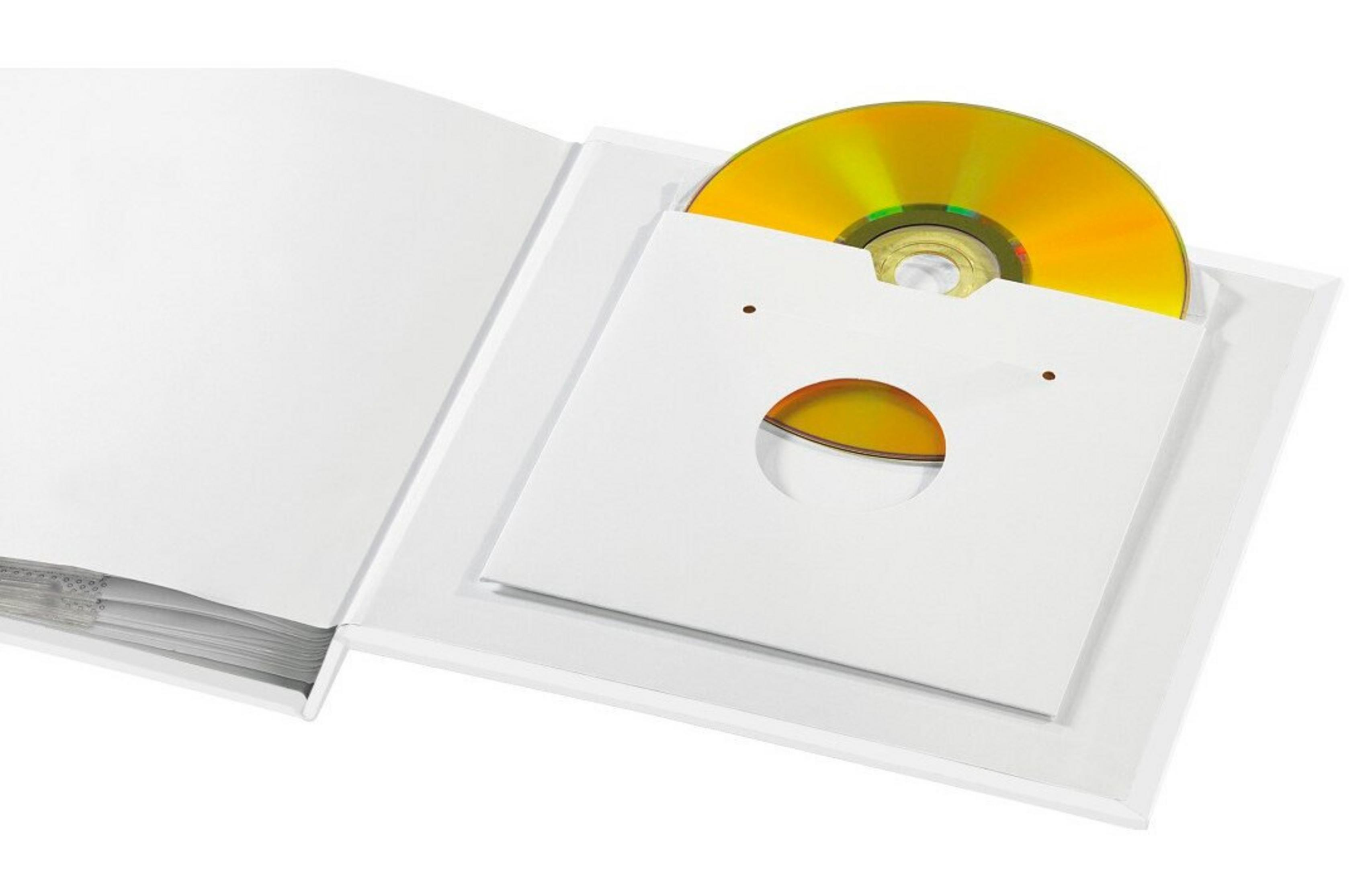 Płyta CD w białej kopercie umieszczona w białej książce. Płyta CD jest złota. Książka jest otwarta.