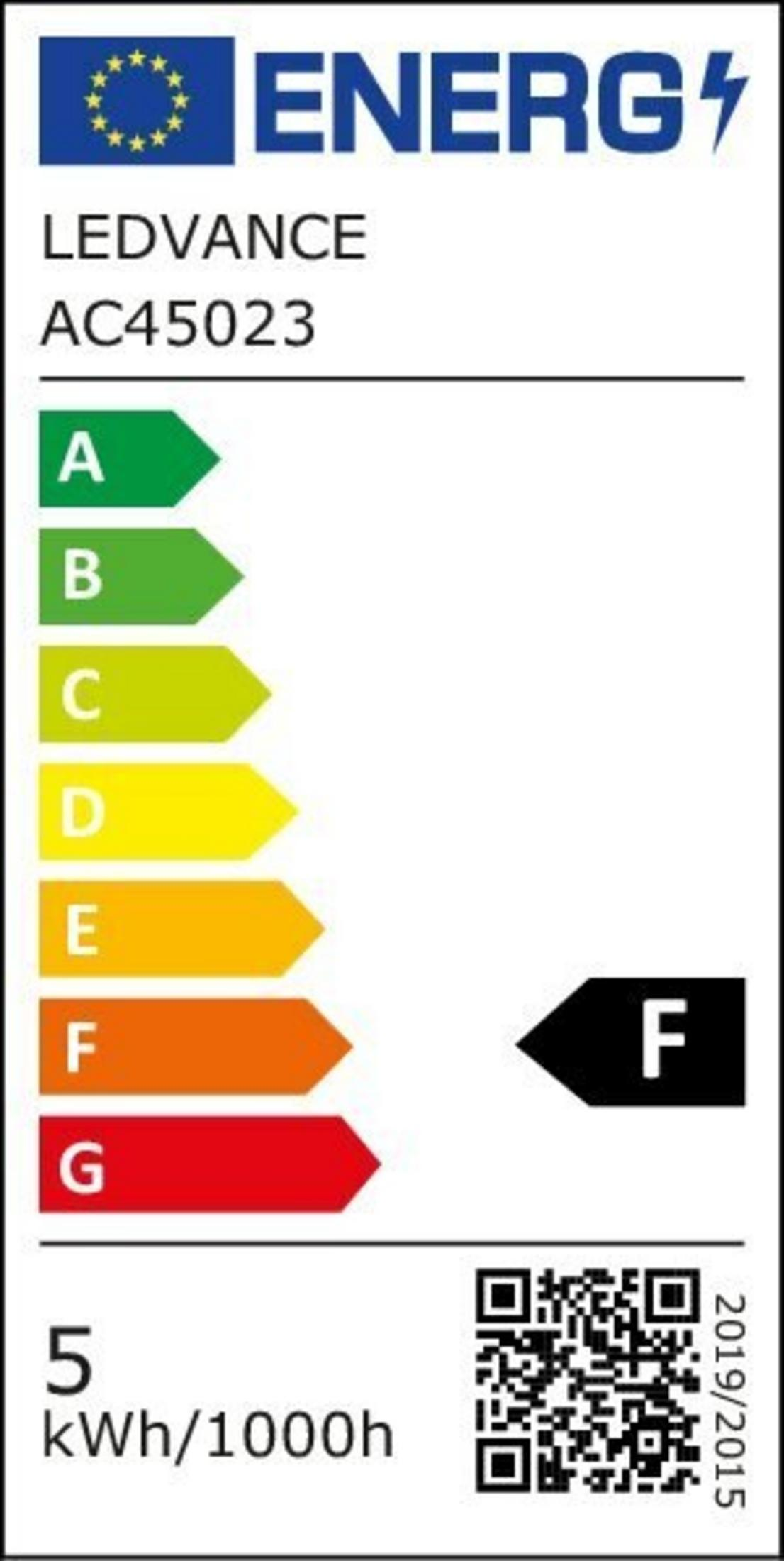 Etichetta energetica per una lampada LEDVANCE AC45023. Mostra le classi di efficienza energetica da A a G, con F evidenziata. Include un codice QR.