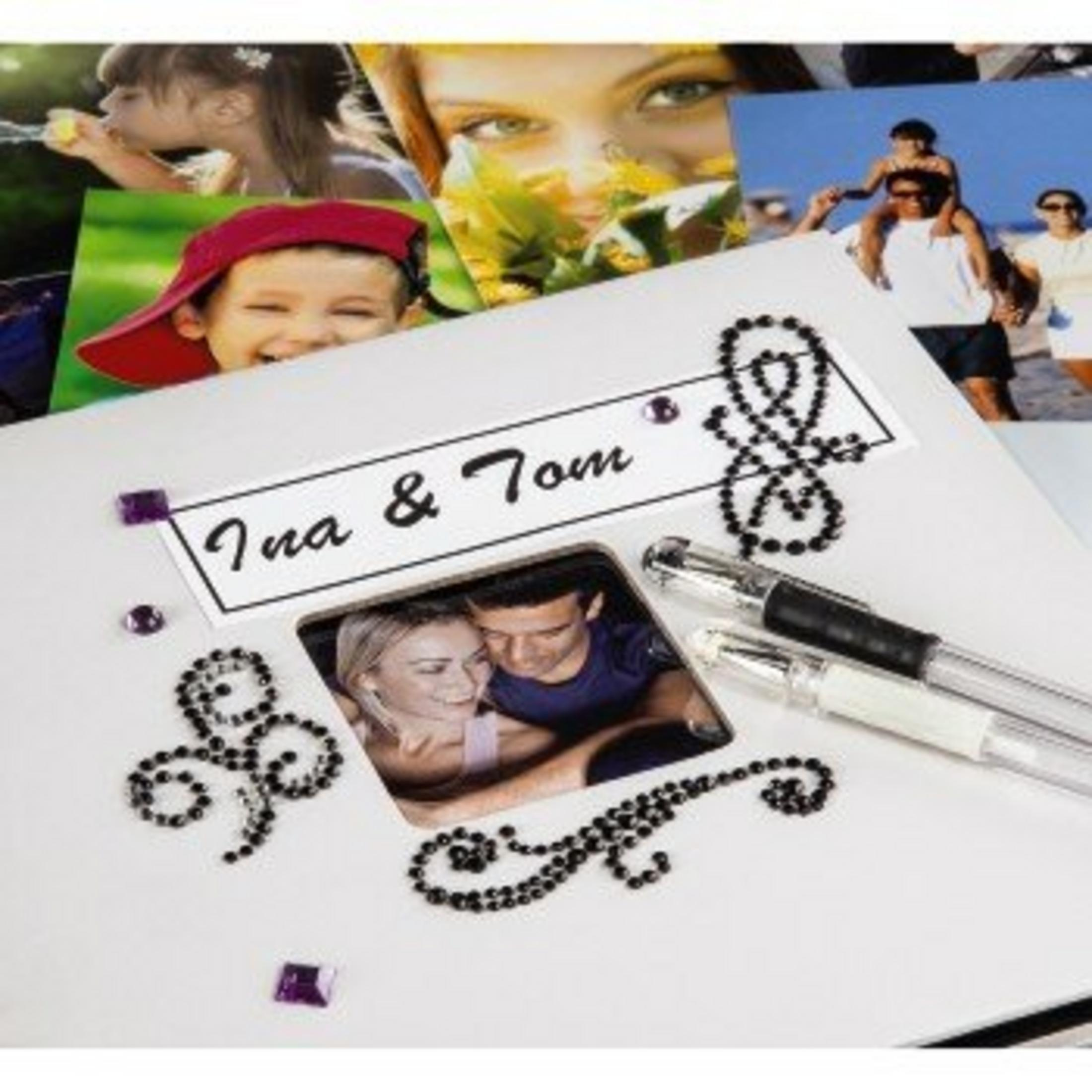 Album ze zdjęciami, długopisami i dekoracjami. Zdjęcia przedstawiają ludzi. Album ma imiona "Ina & Tom".
