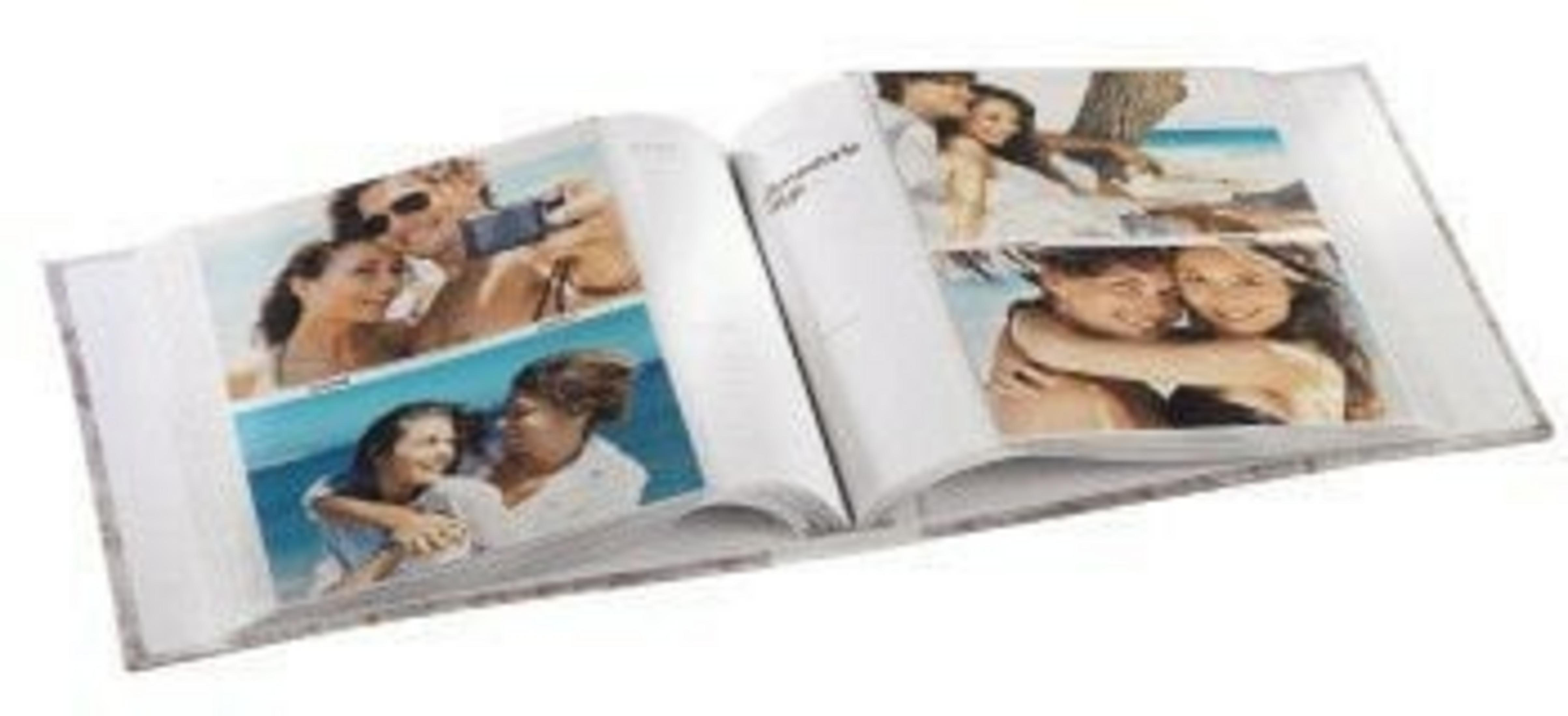 Álbum de fotos abierto muestra fotos de vacaciones. Parejas posan en playas. Un hombre toma una foto. Otro abraza. Libro abierto.
