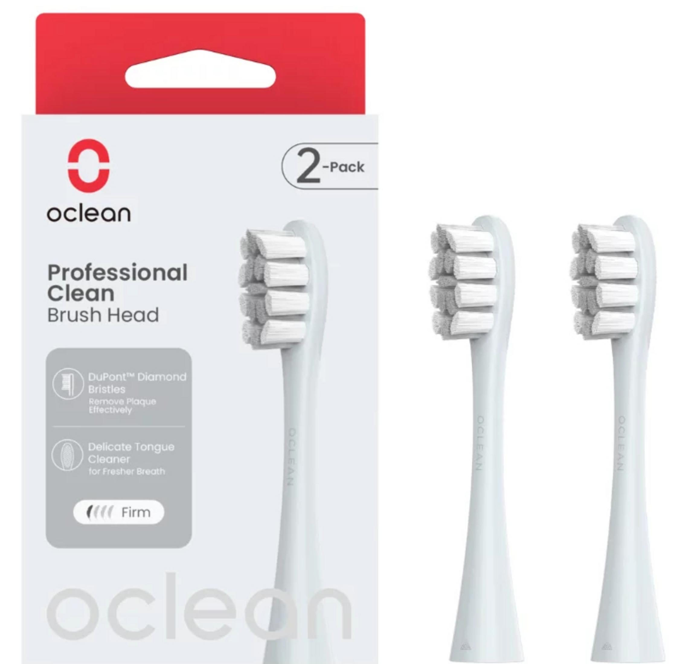 Das Bild zeigt eine Oclean-Zahnbürstenkopfverpackung und drei Zahnbürstenköpfe. Die Verpackung ist weiß und rot.