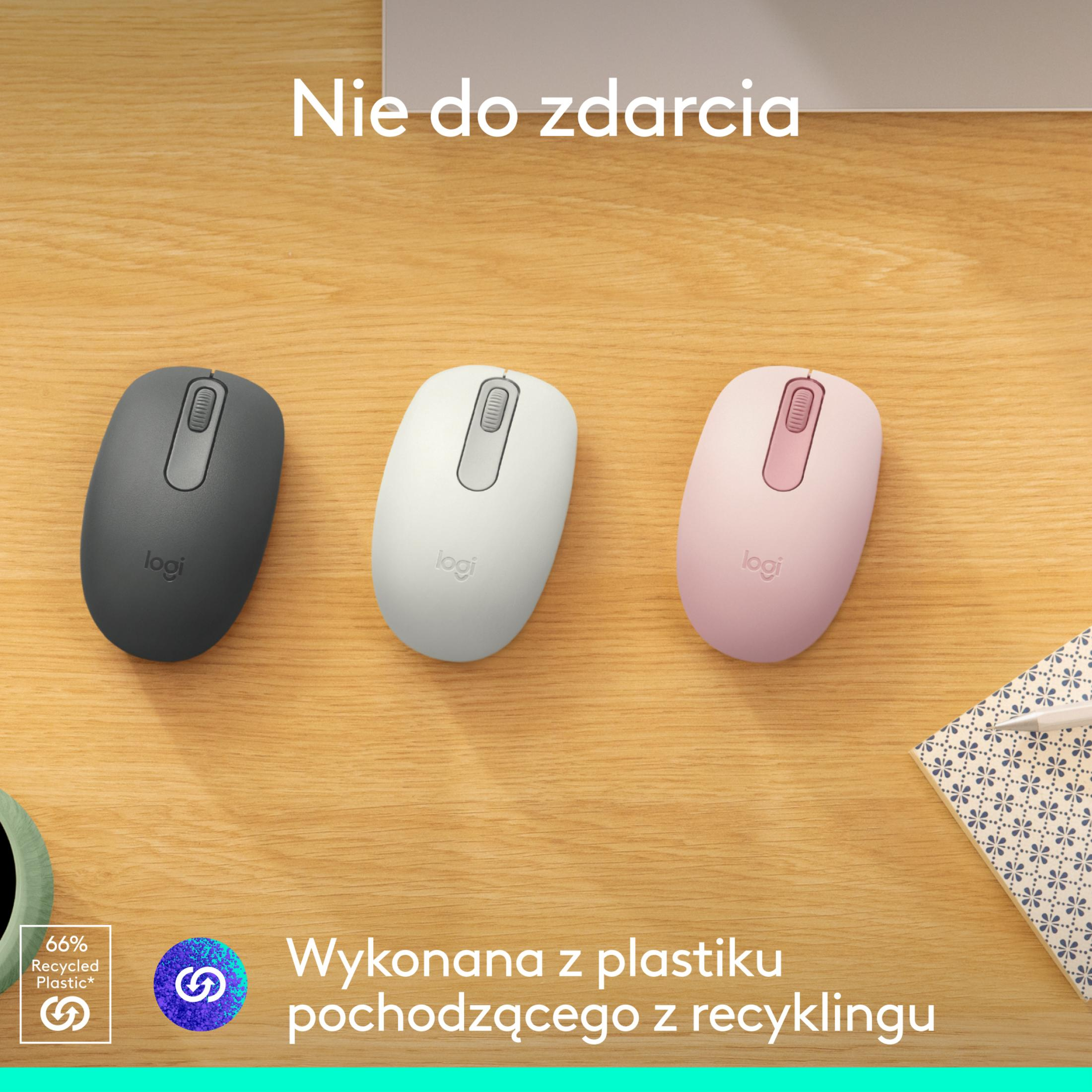 Drie Logitech-muizen in grijs, wit en roze op hout. Tekst: 'Gemaakt van gerecycled plastic'.