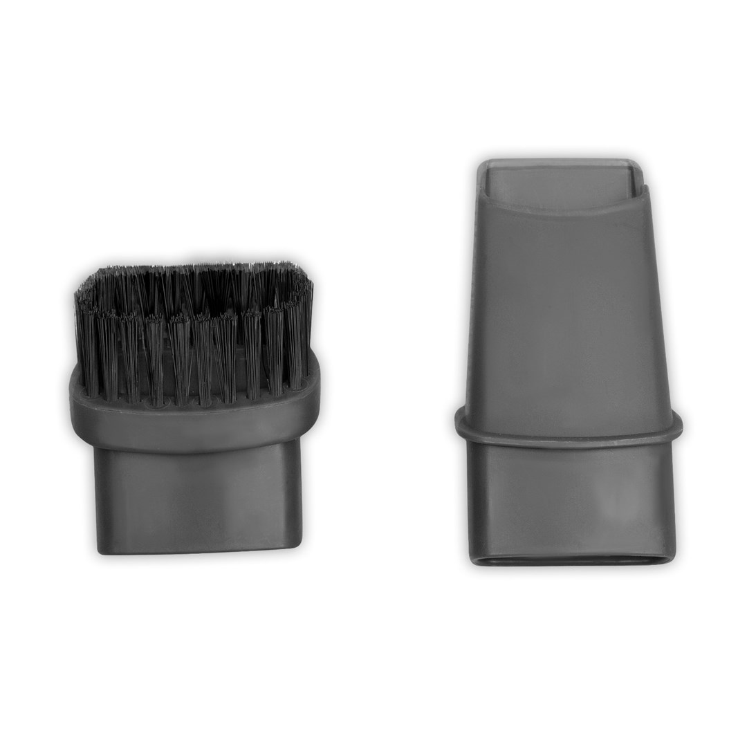 Dwa szare akcesoria do odkurzacza na białym tle. Jedno to głowica szczotki, drugie to ssawka szczelinowa.