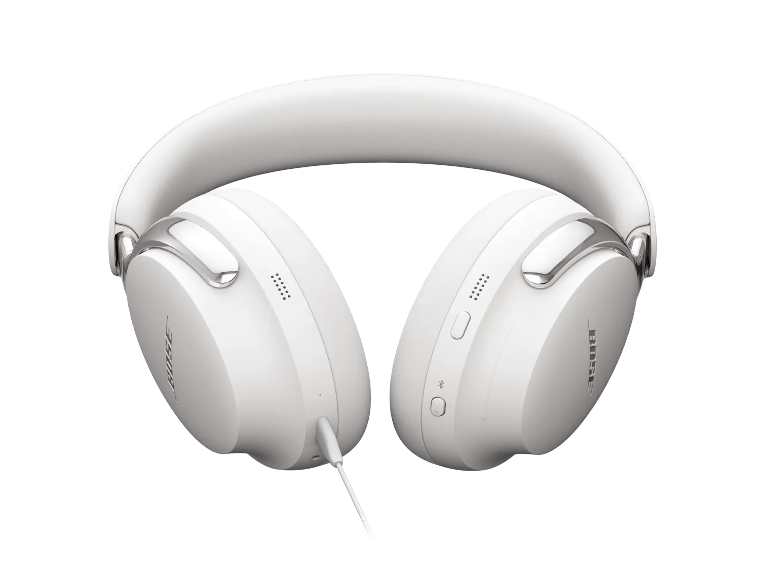 Auriculares Bose blancos con detalles plateados. Los auriculares están sobre un fondo blanco. Hay un cable conectado.