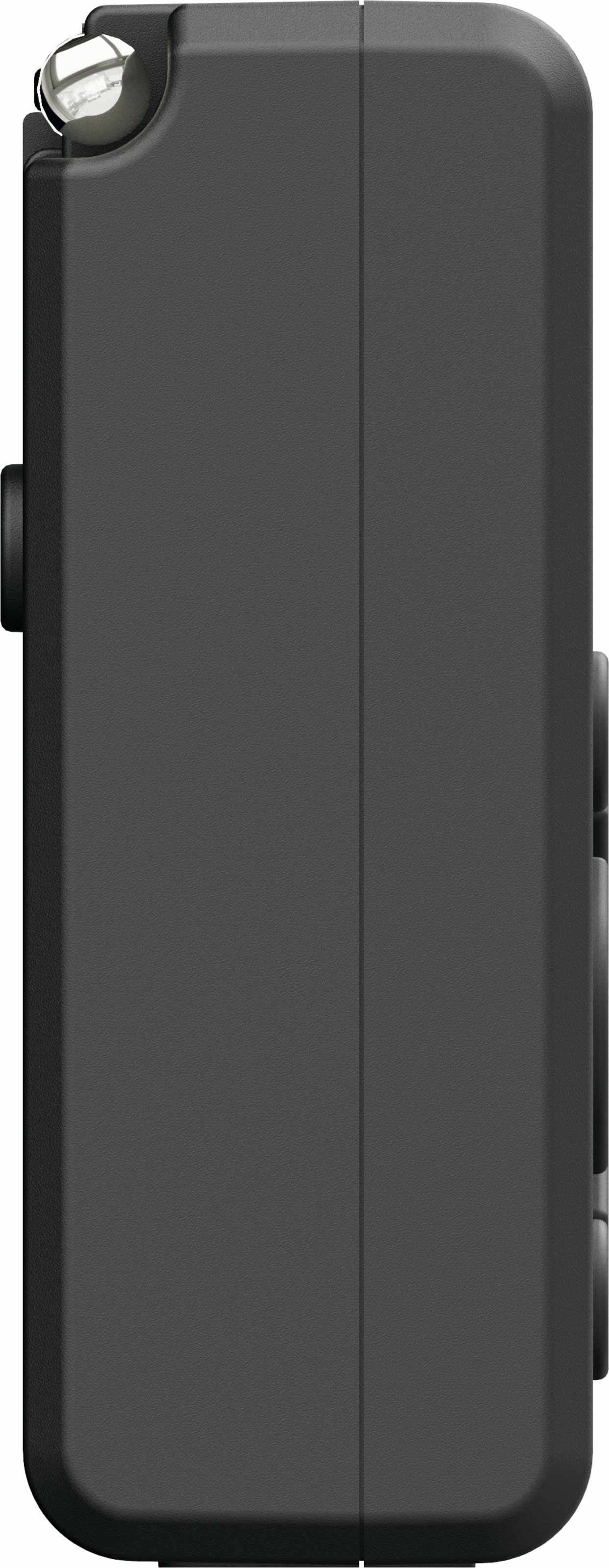 Zbliżenie czarnego, prostokątnego urządzenia. Ma metalowy srebrny guzik na górze i różne przyciski z boku.