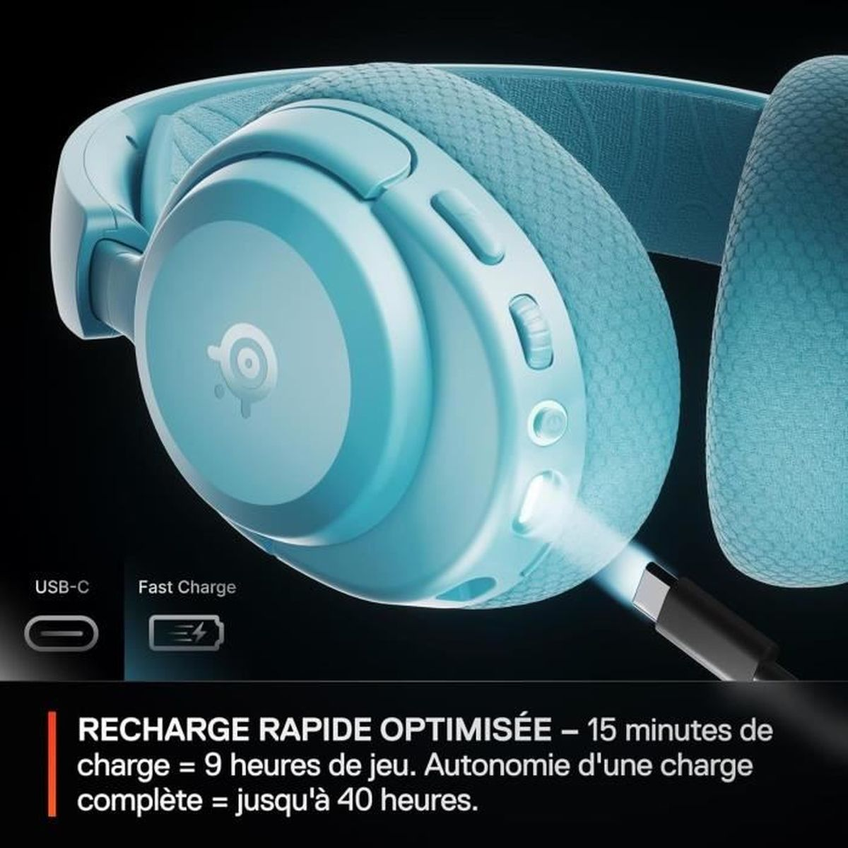 Se muestra unos auriculares para juegos de color azul claro. Un cable USB-C está conectado. El texto indica carga rápida: 15 min de carga = 9 h de juego, hasta 40 h en total.