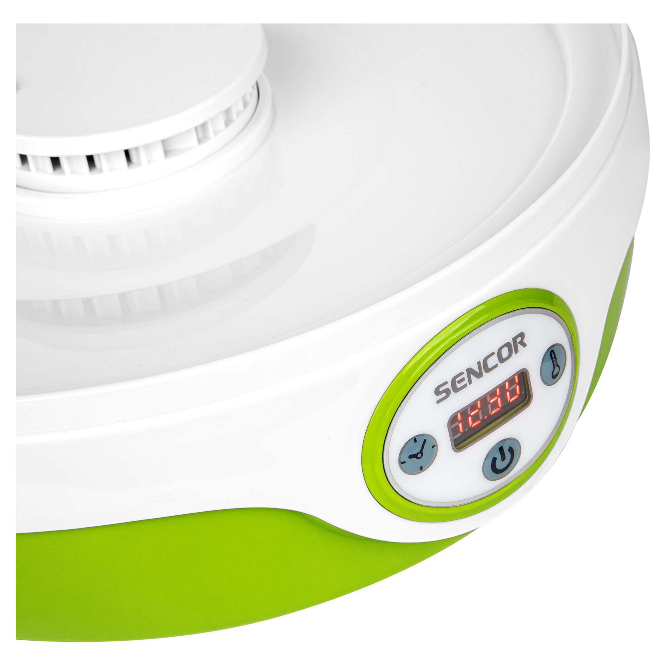 Primo piano di un essiccatore alimentare bianco e verde. Un display digitale mostra l'ora. Il marchio è SENCOR.