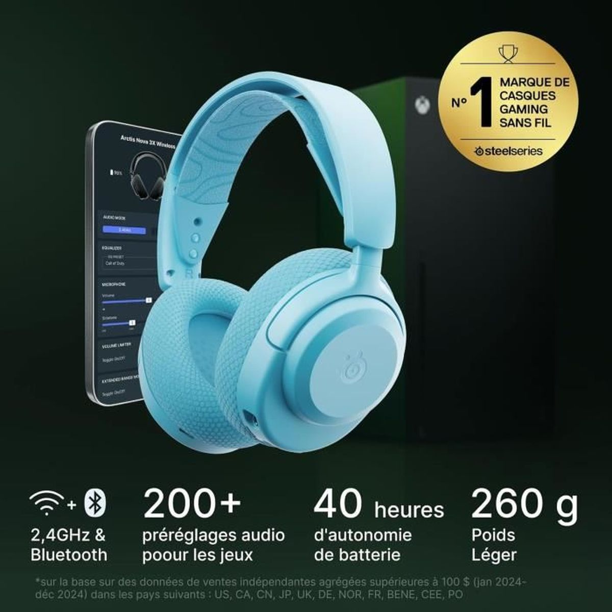 Un'auricolare wireless SteelSeries Arctis Nova 3X blu chiaro accanto a uno smartphone con le impostazioni e una console nera.