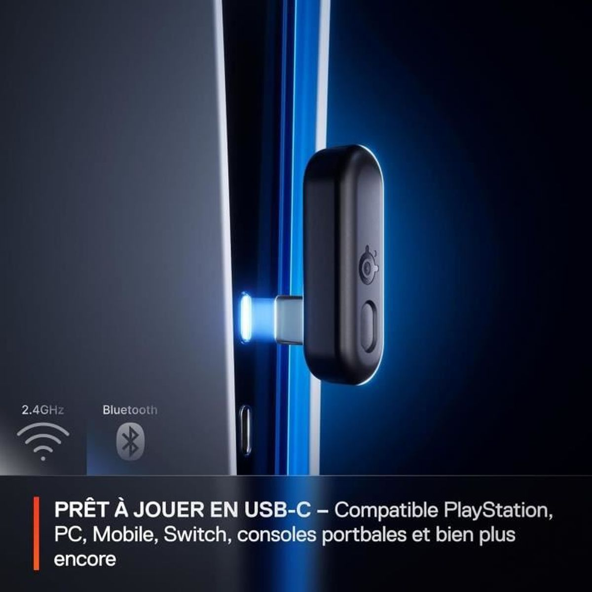 Un adattatore USB-C nero è collegato a una console. Il testo recita: Compatibile con PlayStation, PC, Mobile, Switch e altro.