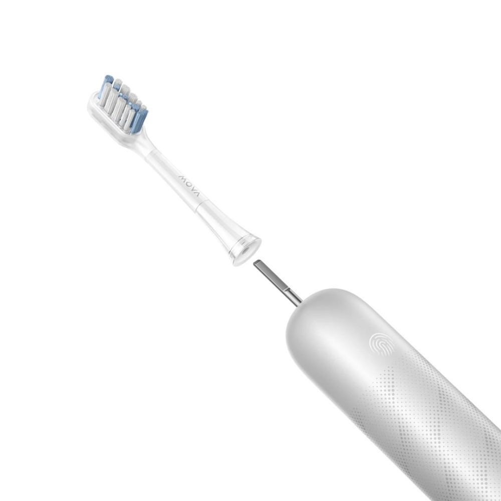 Uno spazzolino elettrico bianco con testina staccabile. La testina ha setole blu e bianche. Il manico è bianco.