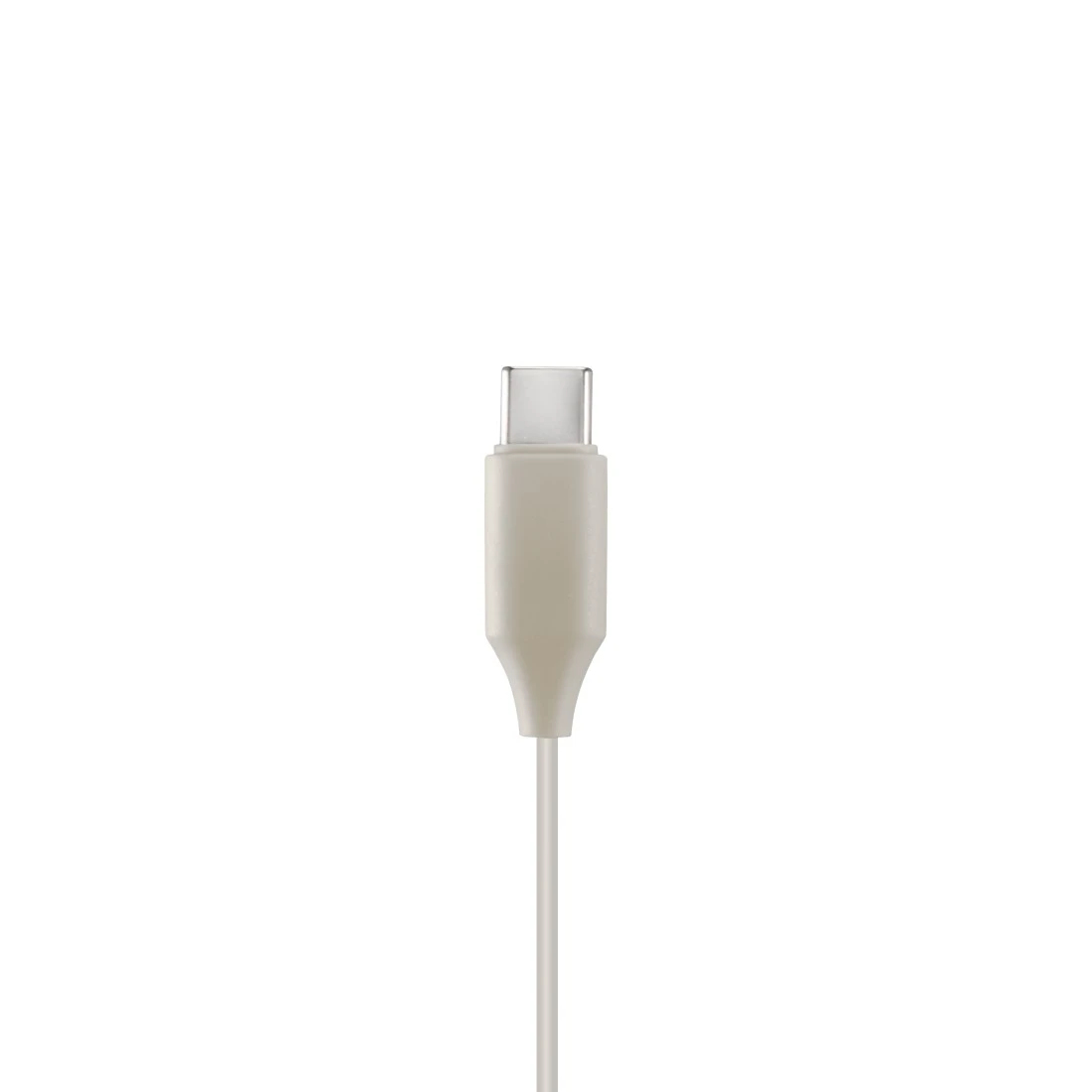 Primo piano di un cavo di ricarica USB-C bianco con un connettore di plastica trasparente su sfondo bianco.