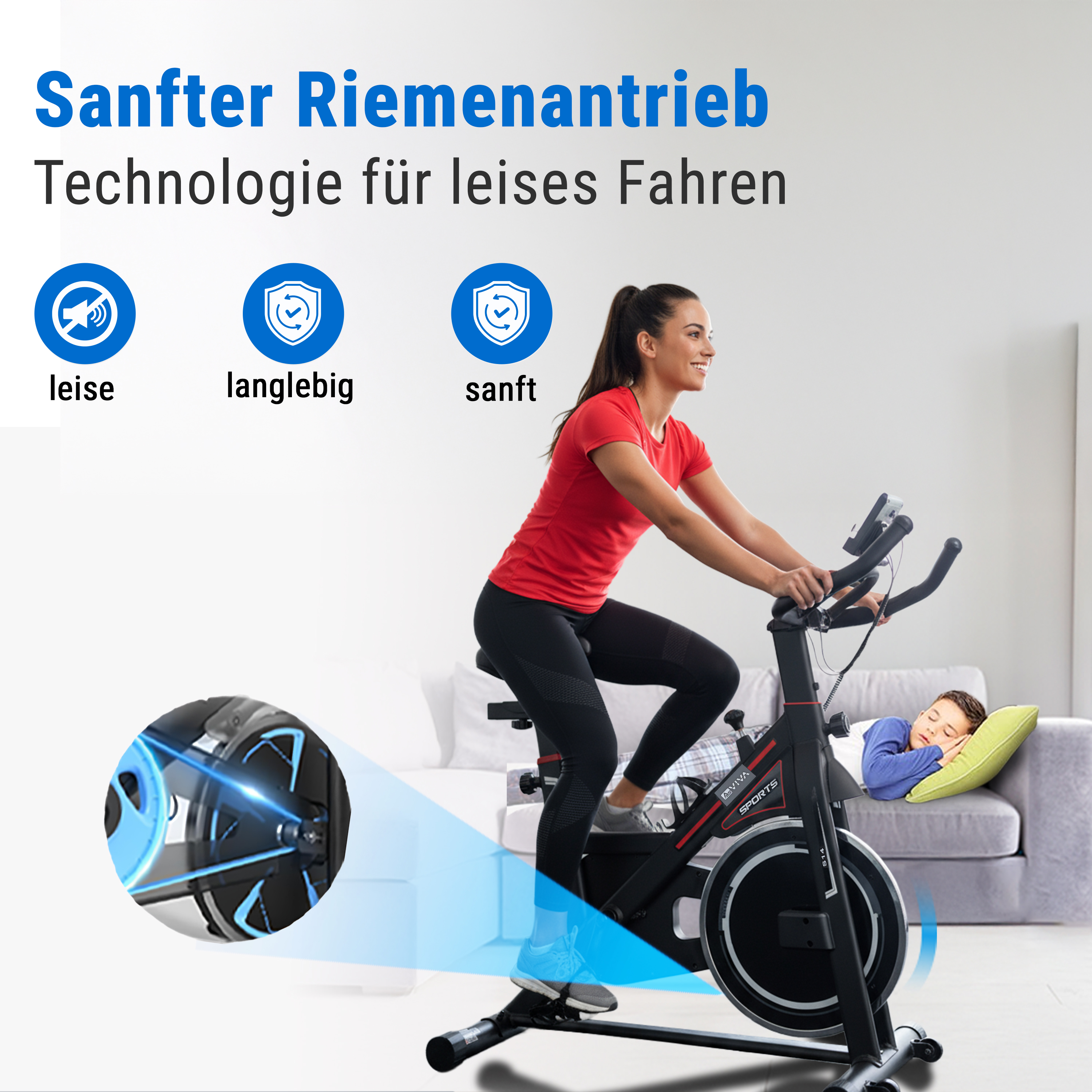 Eine Frau trainiert auf einem Heimtrainer, im Hintergrund schläft ein Kind. Das Fahrrad ist schwarz und rot.