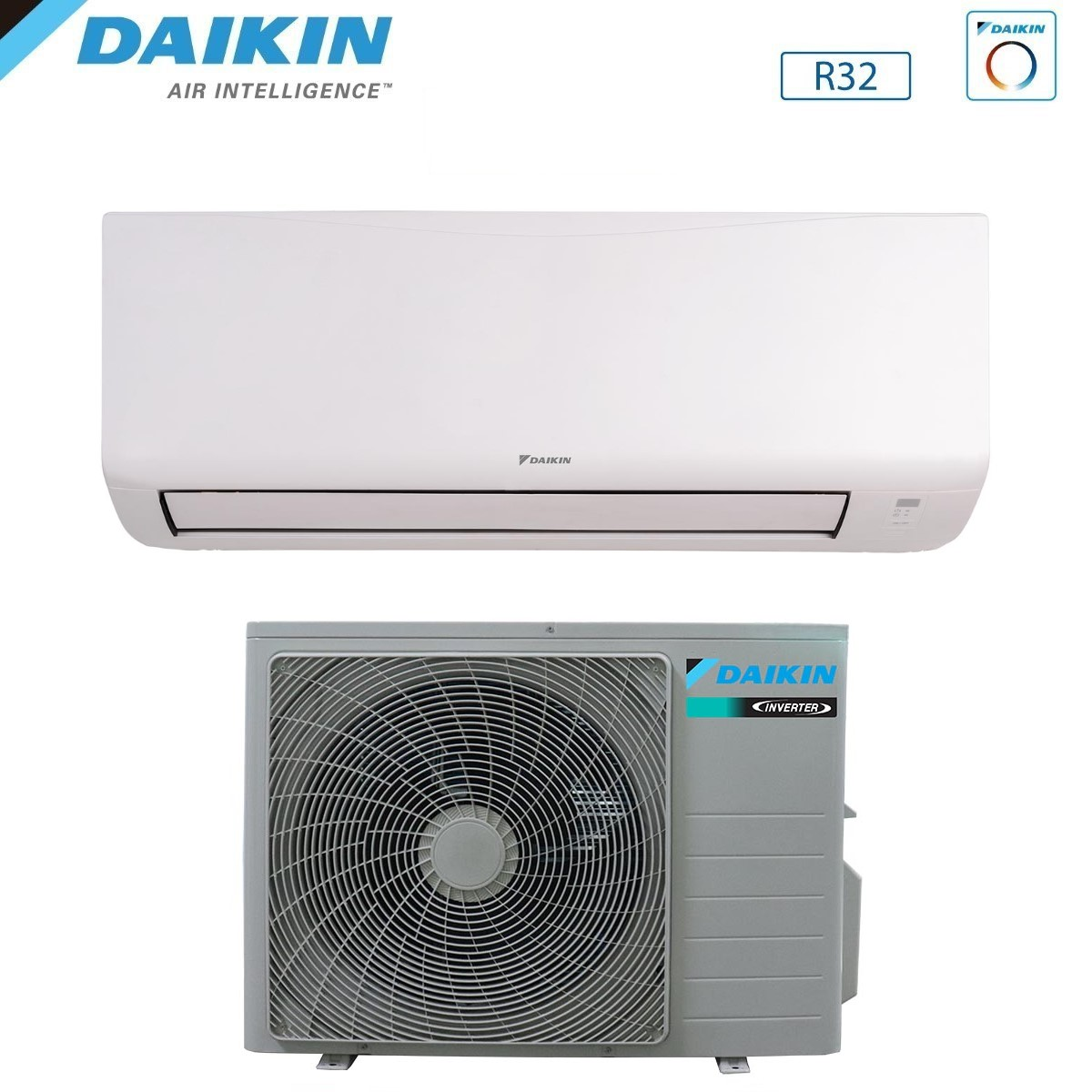 Condizionatore Daikin. Sopra: unità interna bianca. Sotto: unità esterna grigia con ventola. Logo Daikin ed etichetta R32.