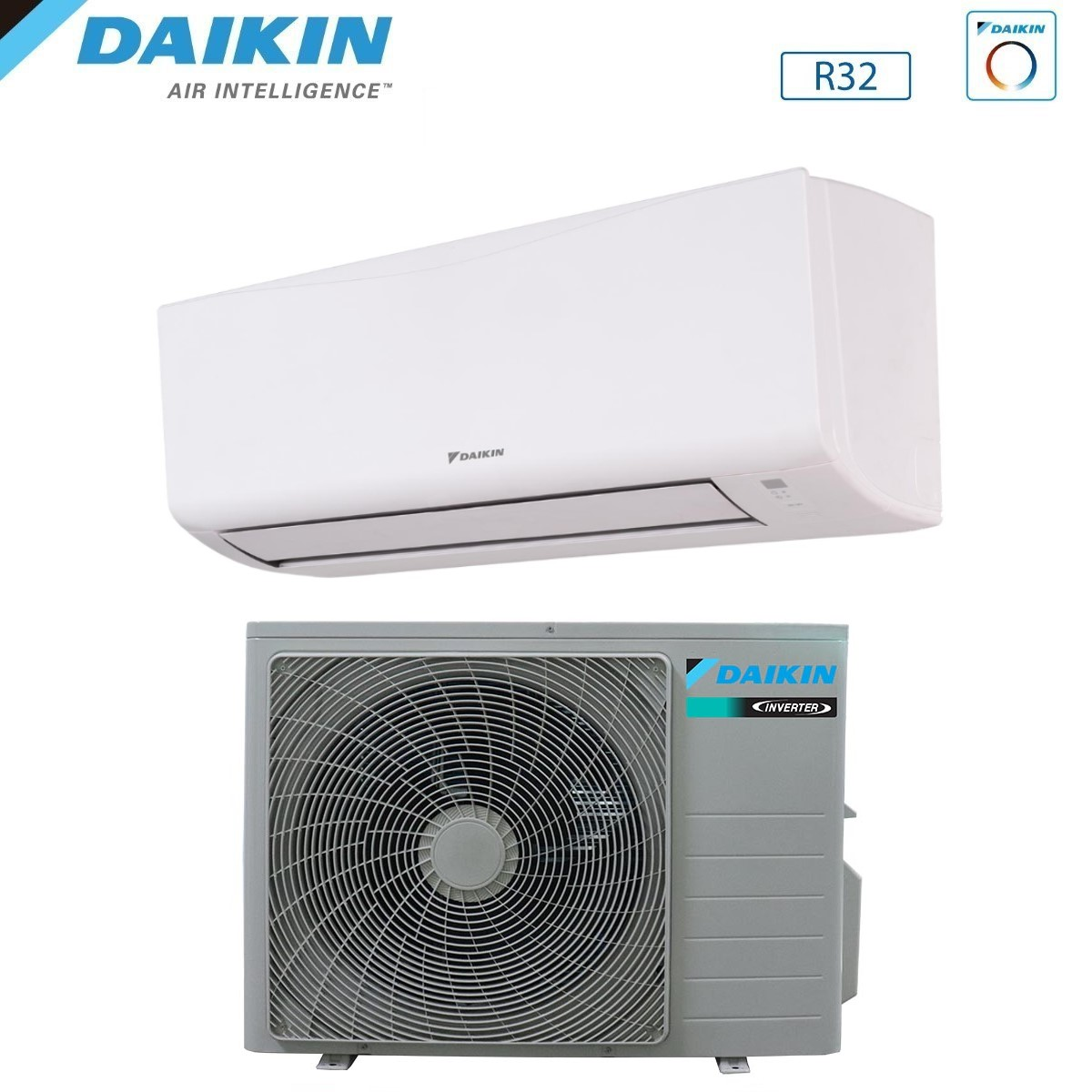 Sistema di climatizzazione Daikin, unità interna bianca sopra unità esterna grigia. Loghi ed etichetta R32 visibili.