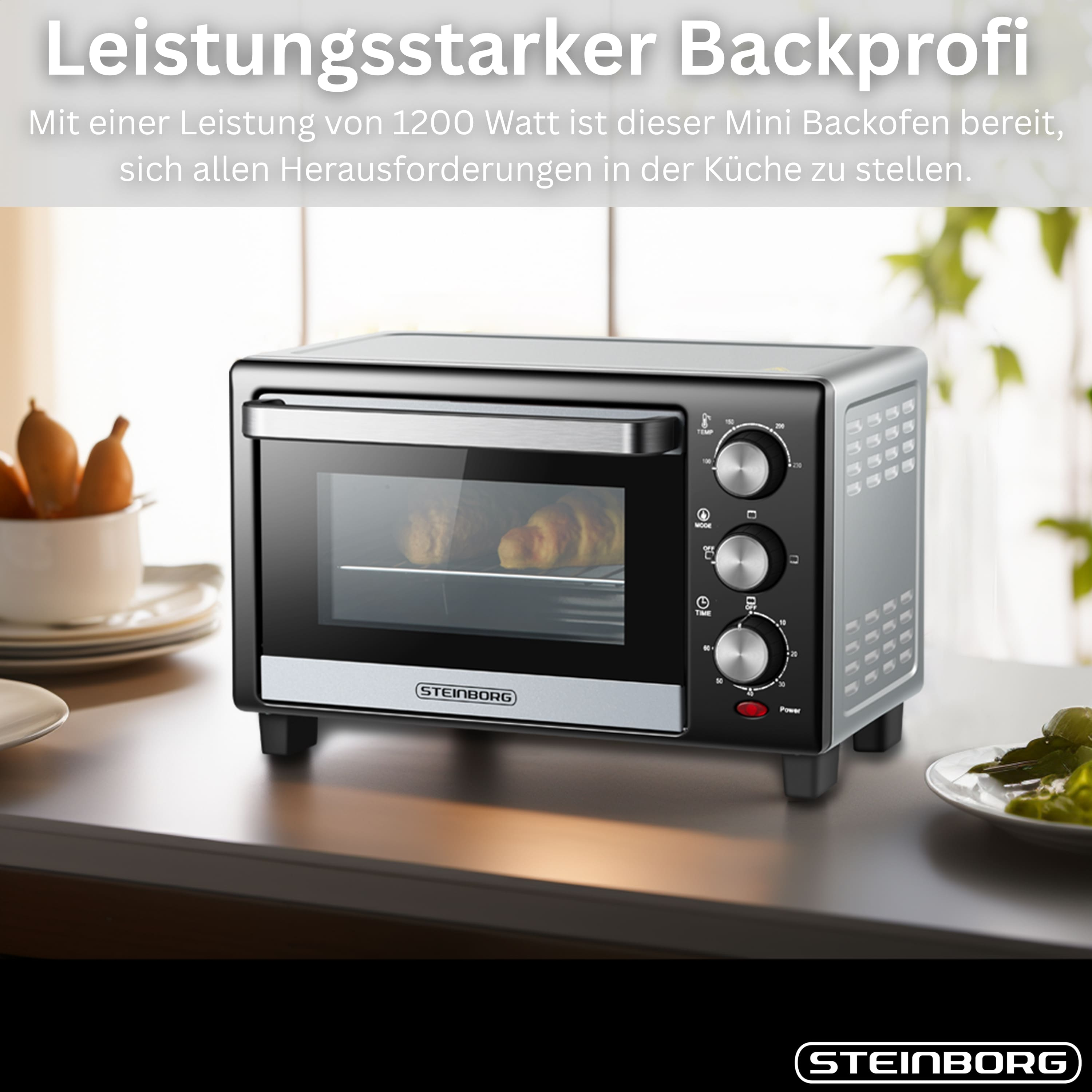 Ein schwarzer Mini-Backofen mit Glastür. Croissants sind im Inneren. Die Marke ist Steinborg.
