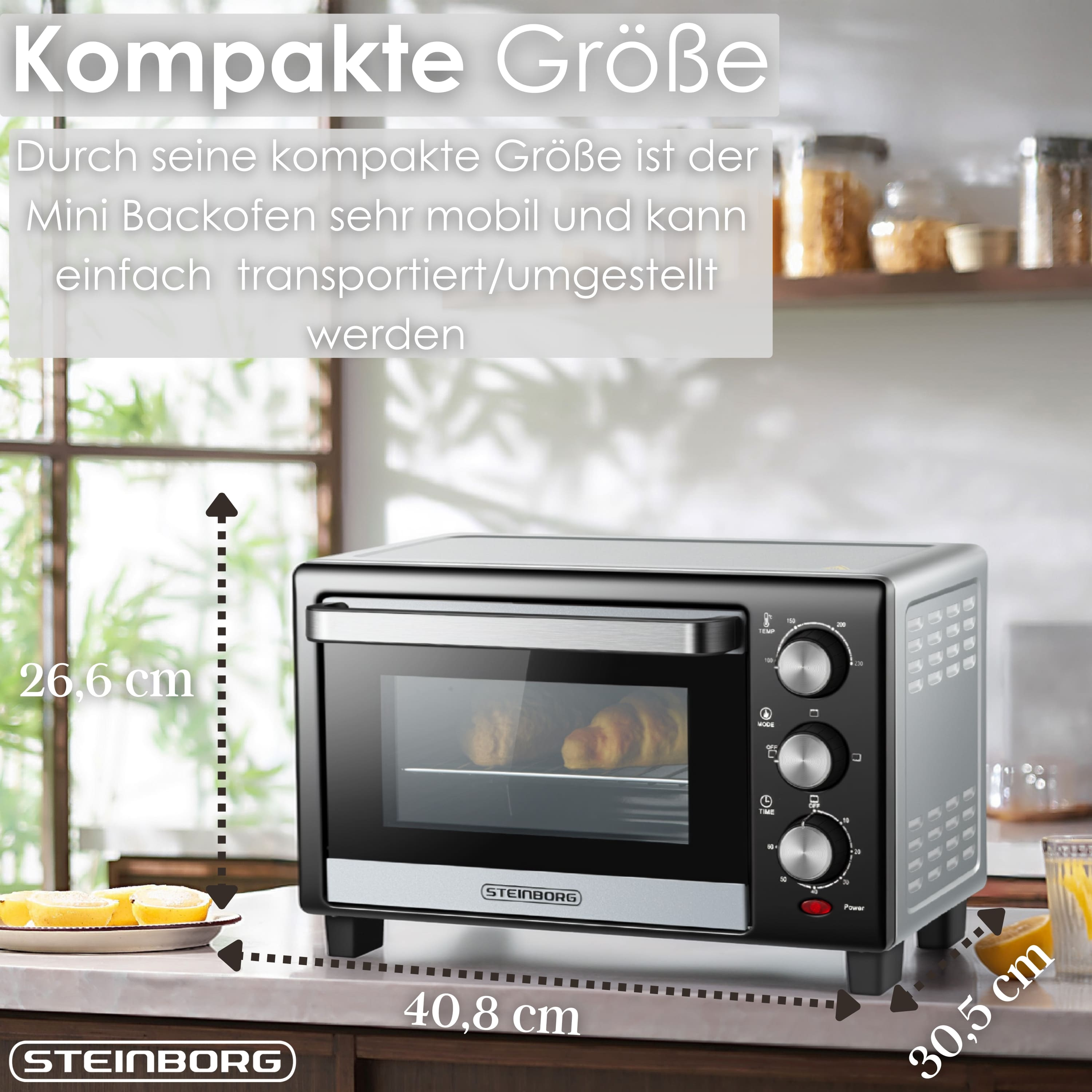 Ein Mini-Backofen mit schwarzer Front, silbernen Seiten und Glastür. Croissants sind drin. Zitronen sind im Vordergrund.