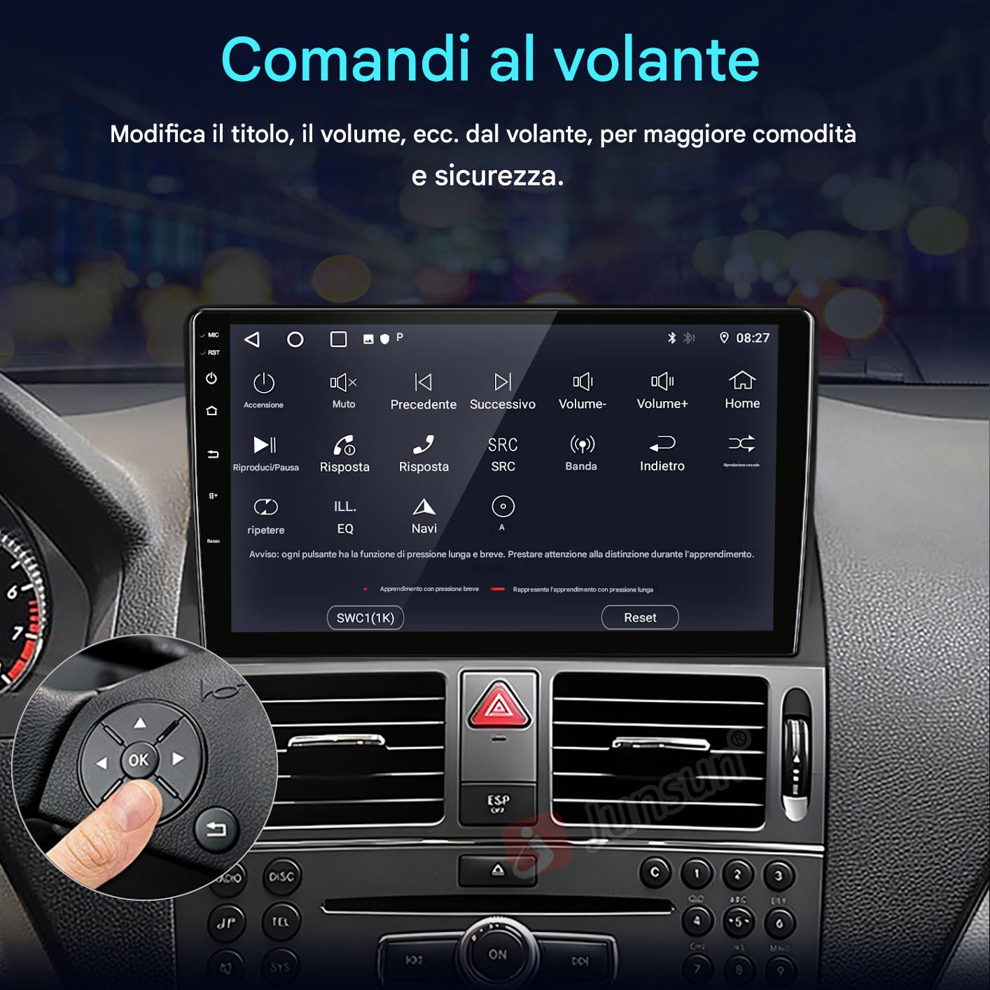 Cruscotto auto con volante, mano che preme il pulsante 'OK'.