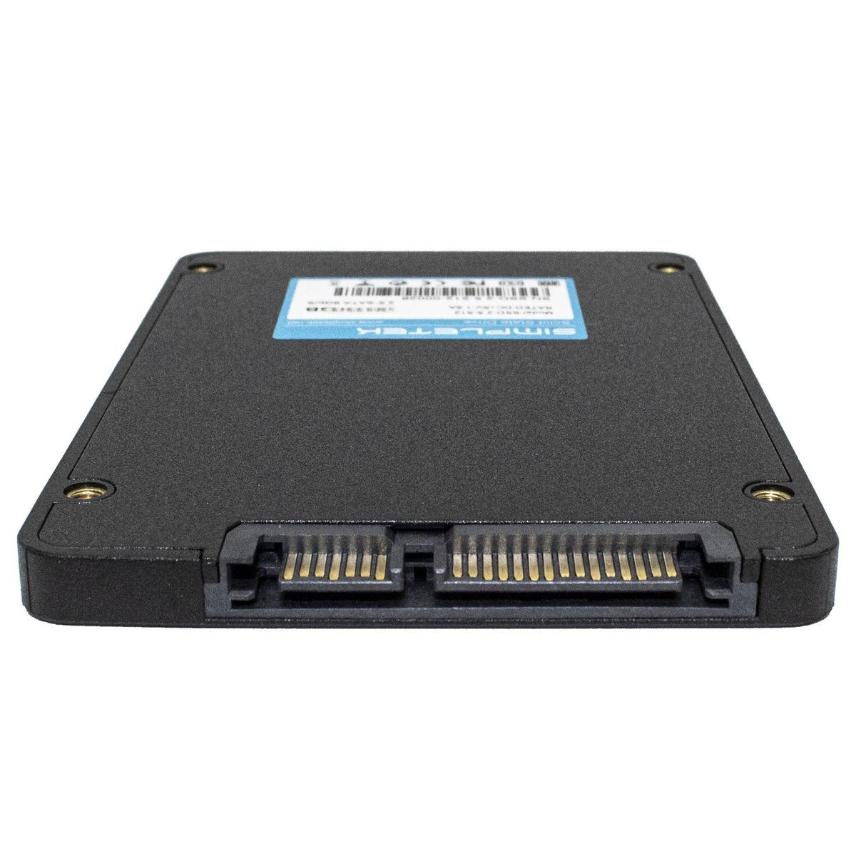 Un'unità SSD nera, con un'etichetta sopra. Ha un connettore sul bordo inferiore. Lo sfondo è bianco.