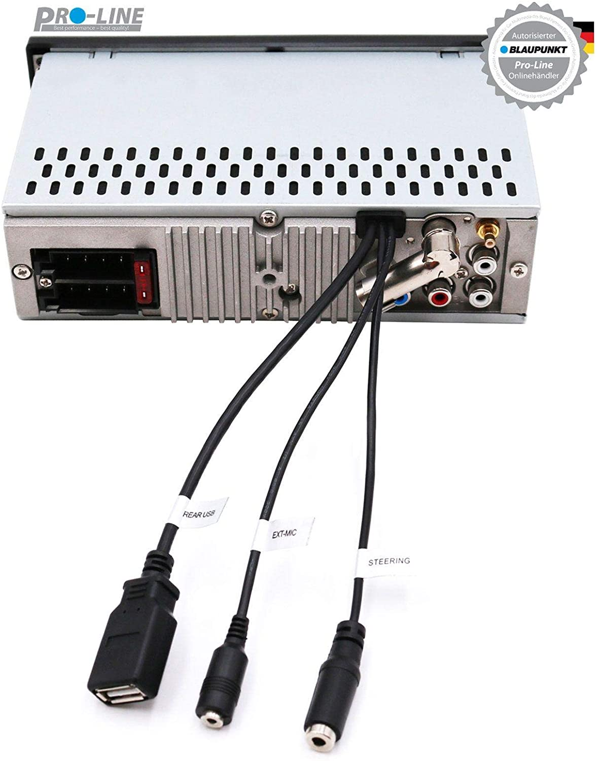 Rückseite des Autoradios mit Kabeln, beschriftet mit Rear USB, EXT-MIC und Steering. Silbernes Gehäuse mit schwarzen Lüftungsschlitzen.