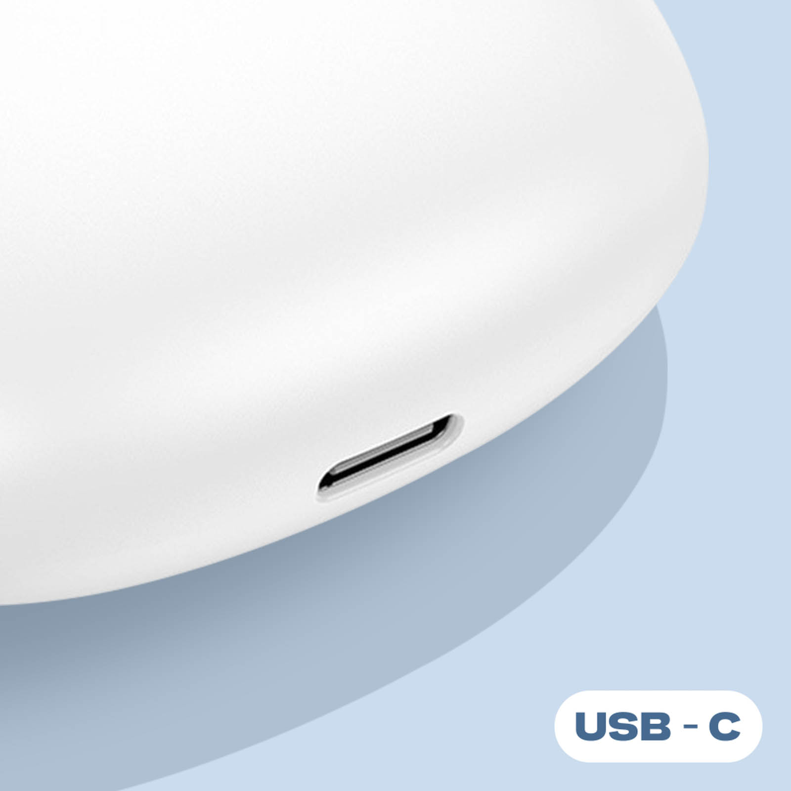 Un dispositivo bianco con una porta USB-C. Lo sfondo è azzurro e il testo 'USB-C' è visibile.