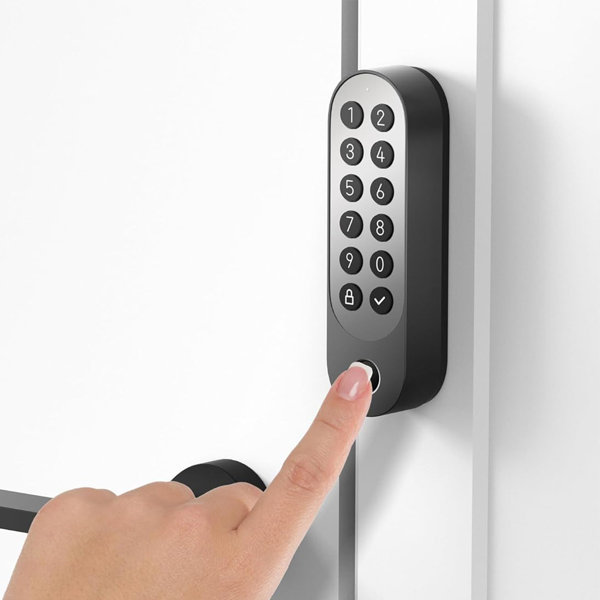 Dłoń naciska czujnik linii papilarnych na czarnej cyfrowej blokadzie drzwi z numerami. Widoczne białe drzwi i czarny uchwyt.