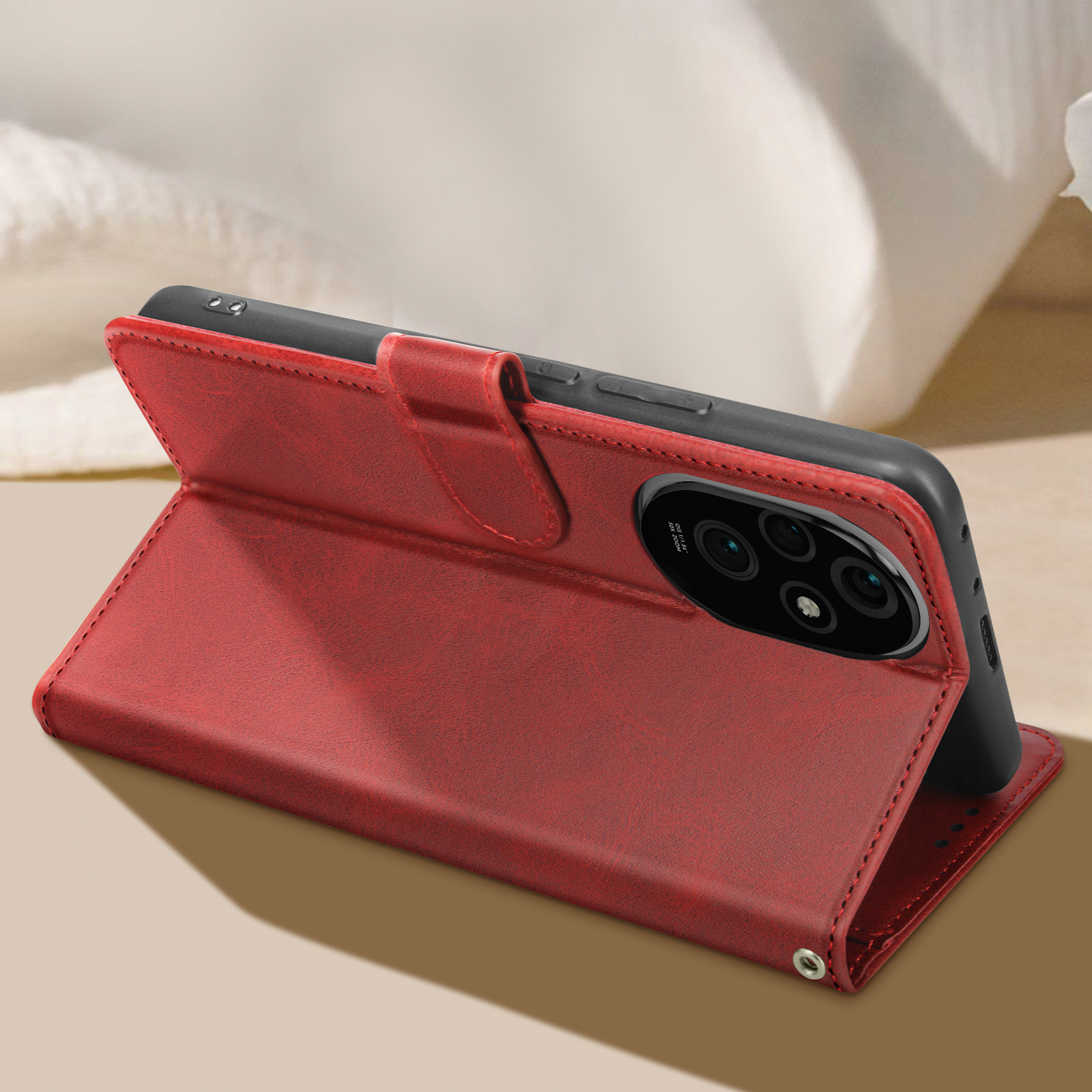 Una custodia rossa per telefono è aperta, che tiene un telefono nero. La custodia è su una superficie beige.