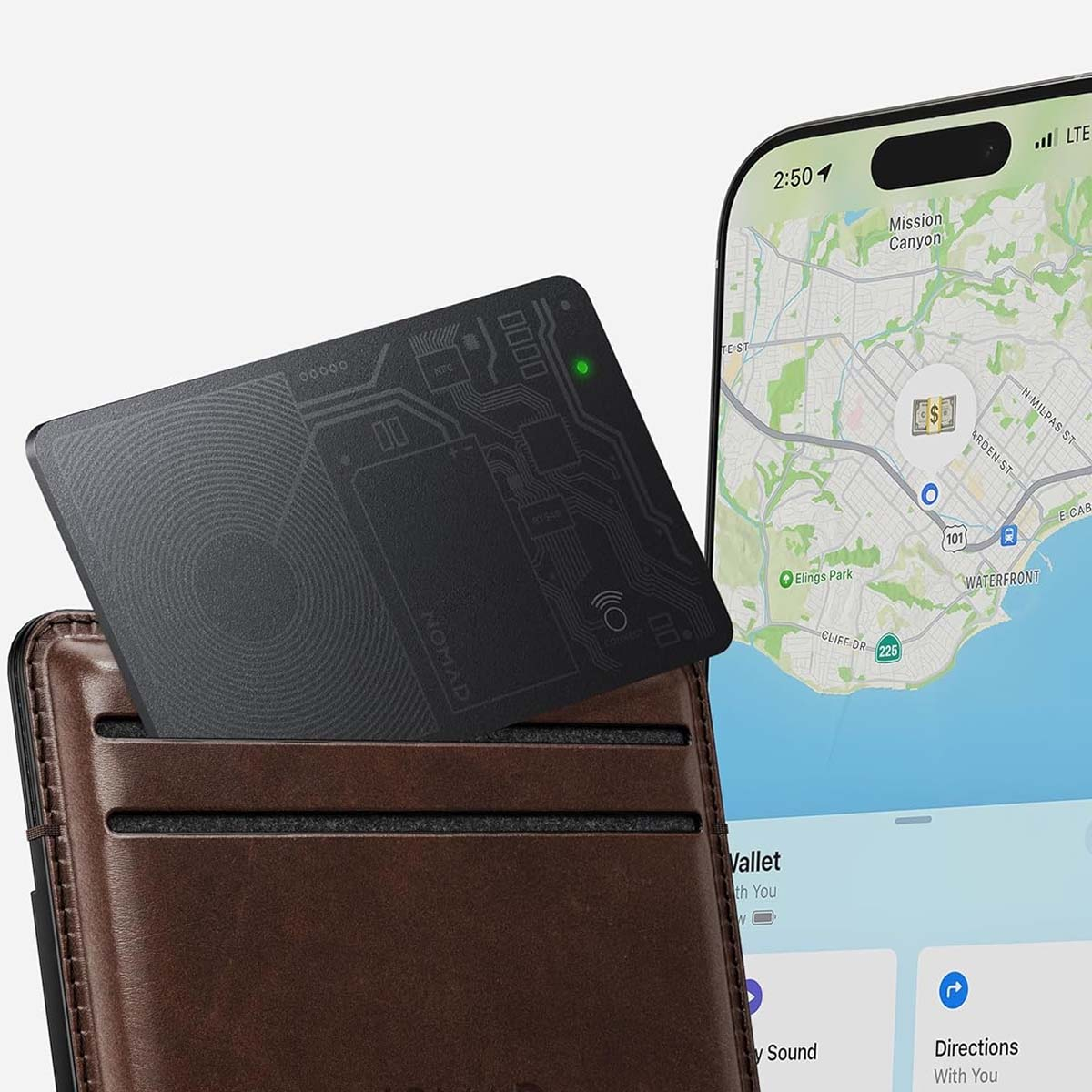 Una carta nera con un design a circuito è in un portafoglio marrone. Un iPhone mostra una mappa. La carta ha stampato NFC e NOMAD.