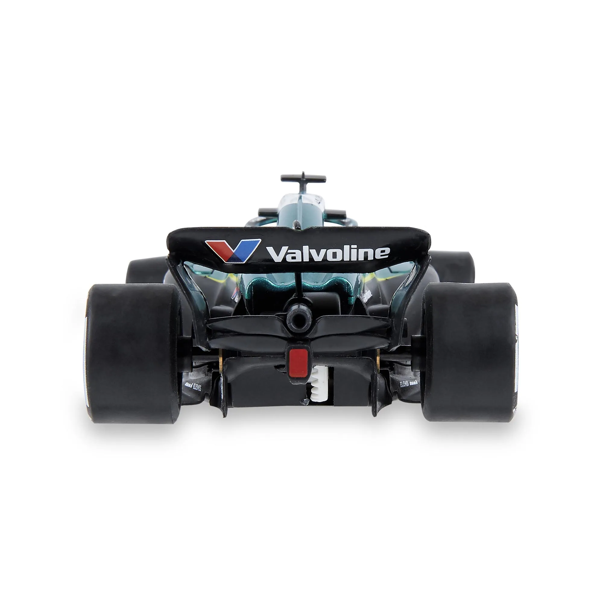 Vista trasera de un coche Aston Martin F1. Neumáticos y carrocería negros con el logo de Valvoline en el alerón. Aislado sobre blanco.