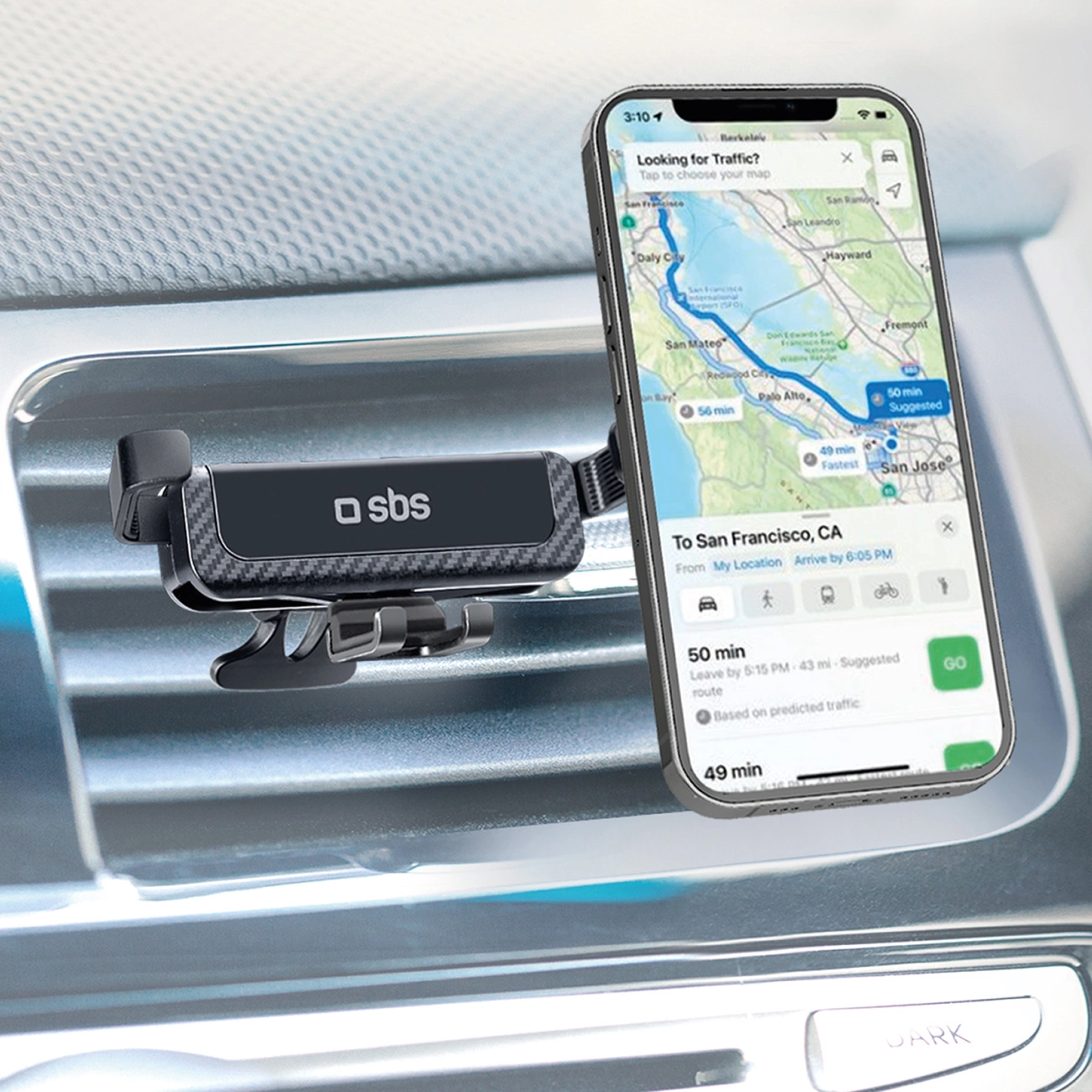 Un telefono che mostra una mappa è montato in un'auto. Il telefono è in un supporto per auto con il marchio "sbs".