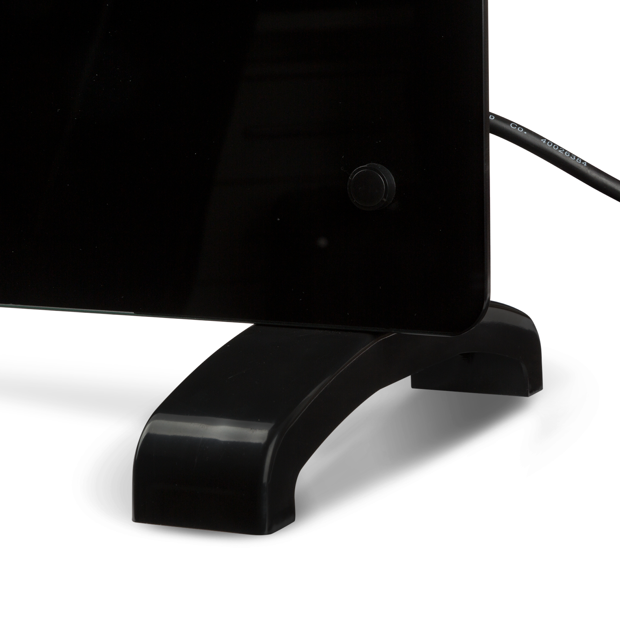 Primer plano de un calefactor eléctrico negro. Tiene una base redondeada y un cable de alimentación.