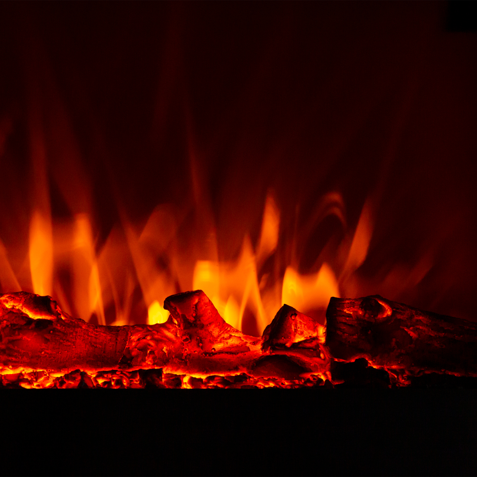Nahaufnahme eines Kamins mit brennenden Holzscheiten und orangefarbenen Flammen vor dunklem roten Hintergrund.
