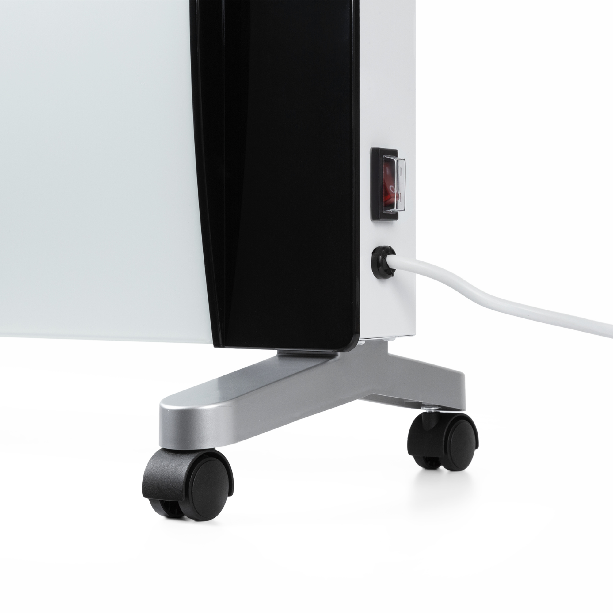 Calentador eléctrico blanco y negro, con ruedas, cable de alimentación e interruptor.