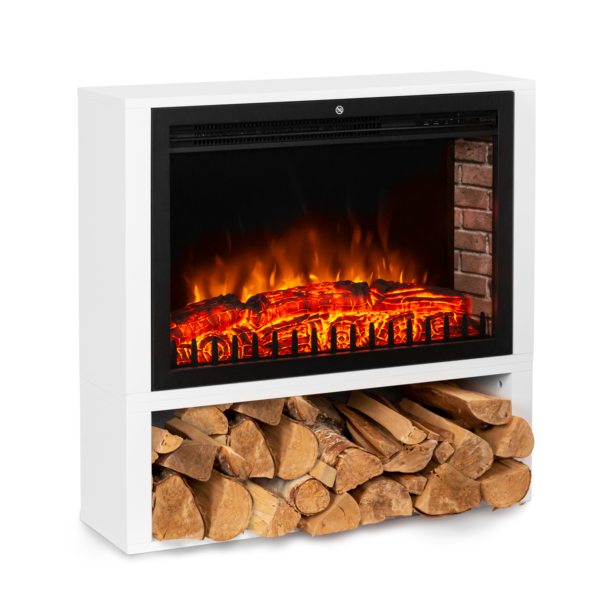 Ein weißer Kamin mit schwarzem Feuerraum, der glühende Holzscheite und Flammen zeigt, mit Holzunterlage darunter.