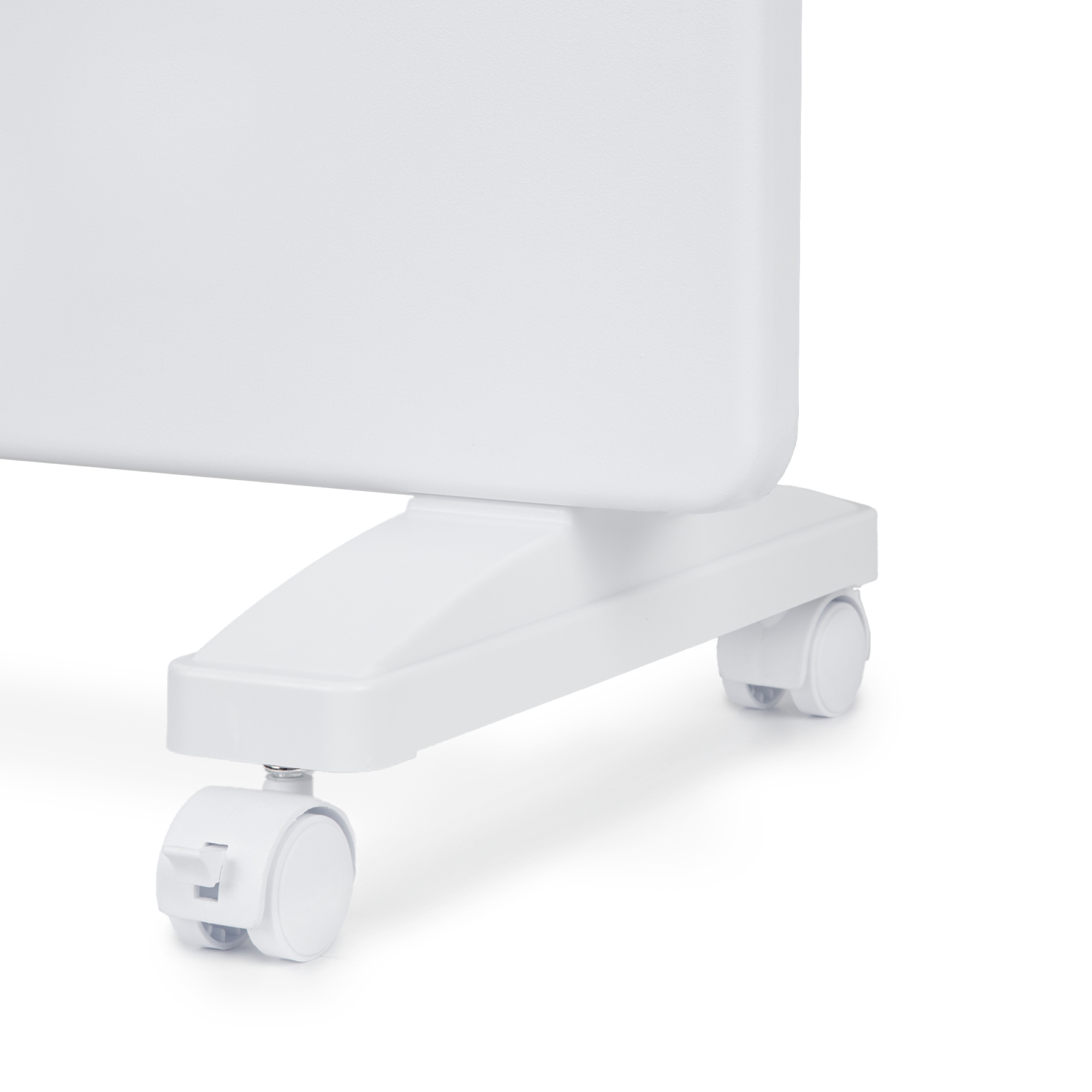 Primer plano de una base de calentador blanco con ruedas. La base es rectangular con esquinas redondeadas.