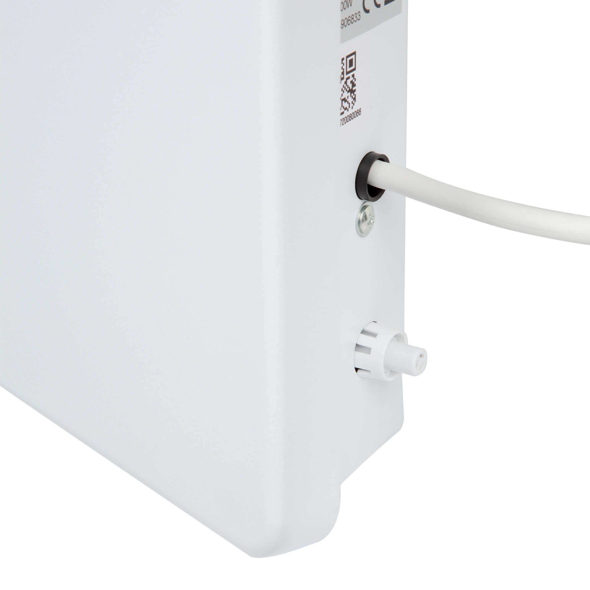 Primer plano de un electrodoméstico blanco con cable y conector. Detalles incluyen un código QR y etiquetas.