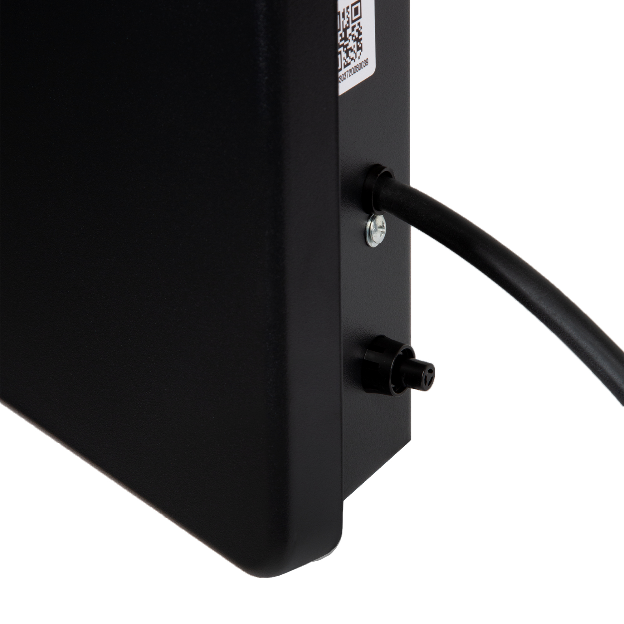 Primer plano de una caja negra con un cable negro. Un código QR y números están en la caja.