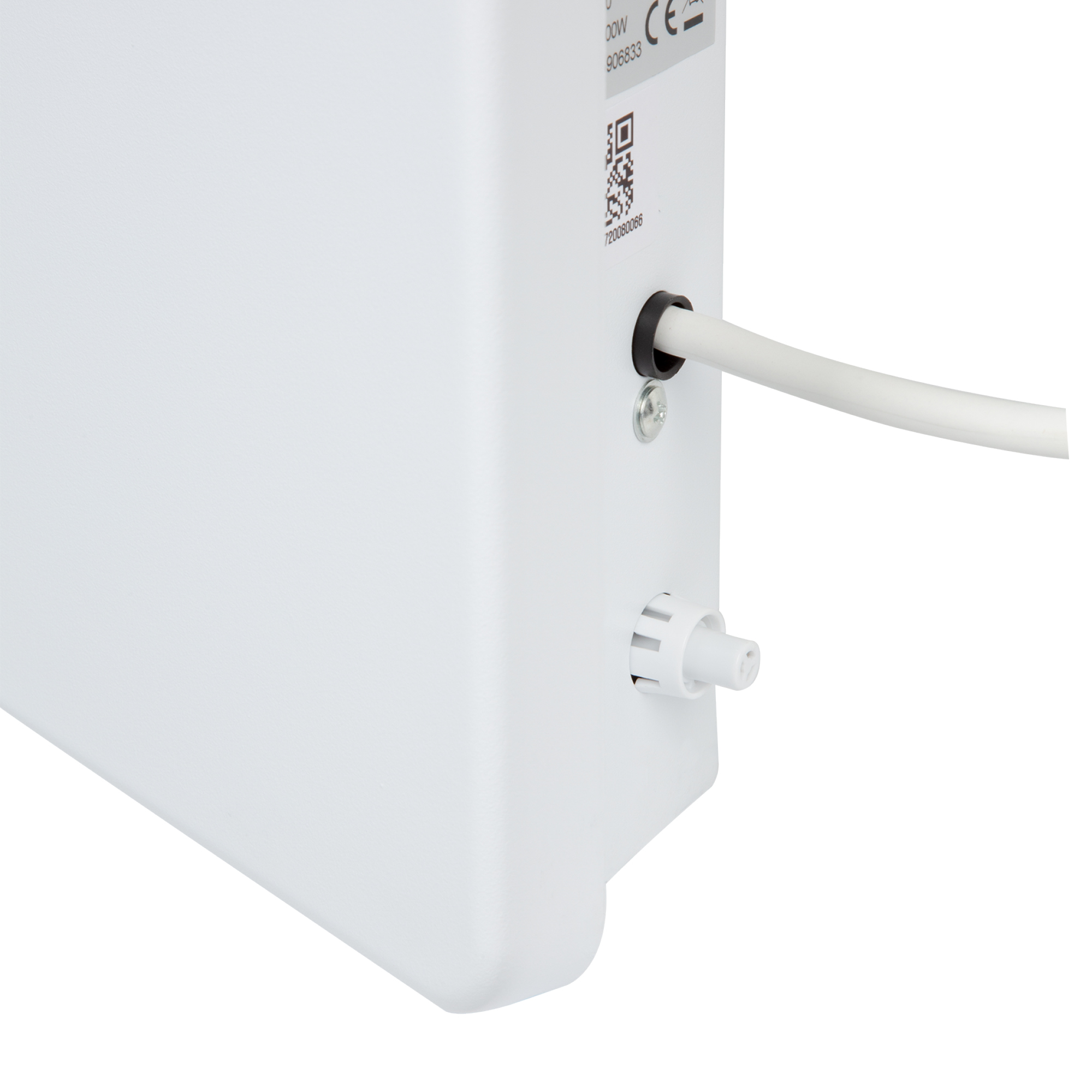 Angolo di un elettrodomestico bianco con cavo bianco inserito. Codice QR ed etichetta visibili.