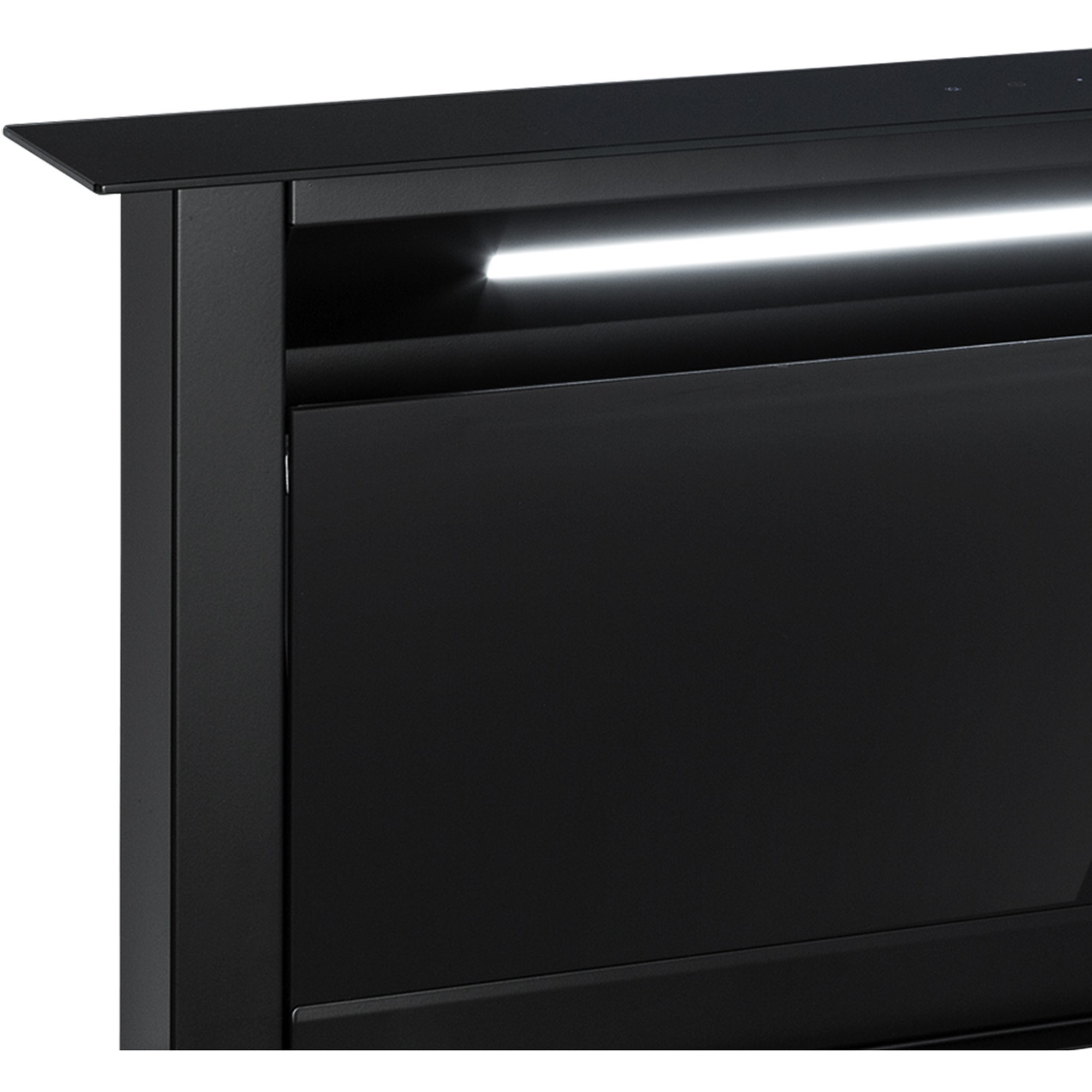 Primo piano di un mobile nero con una luce orizzontale brillante. L'armadio ha un design elegante e moderno.