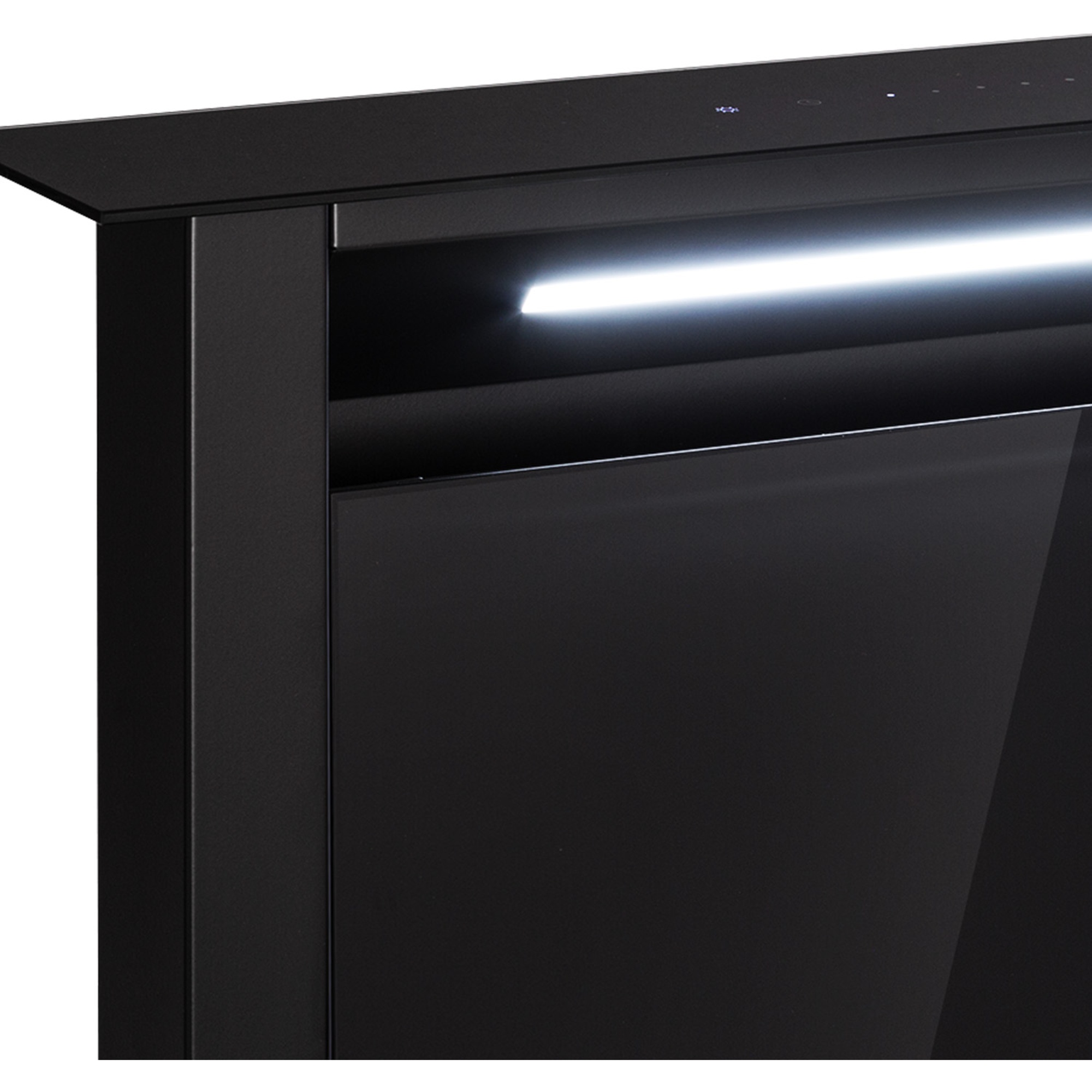 Primo piano di un mobile nero con una luce orizzontale brillante e una superficie lucida. Display digitali visibili.