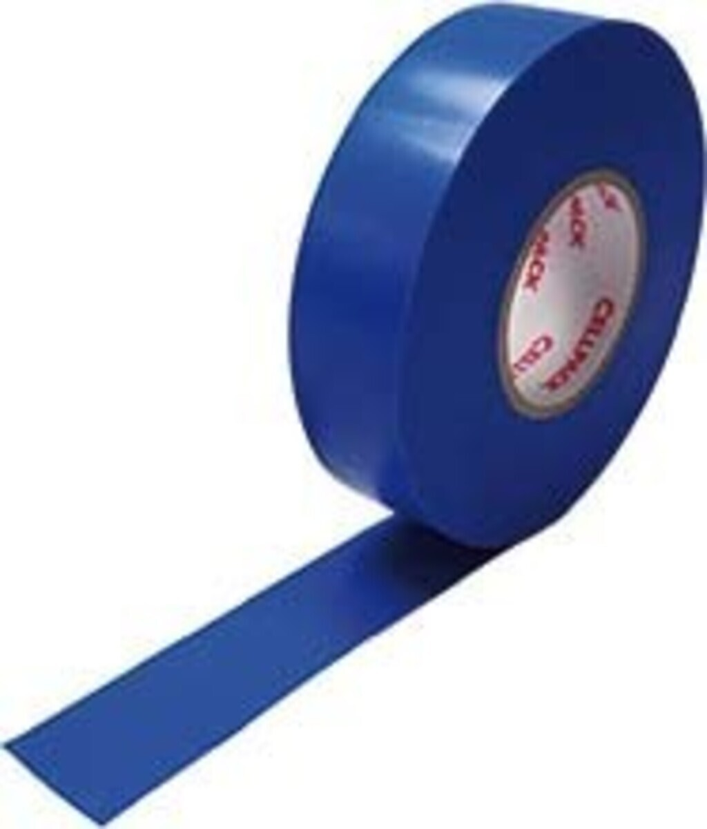 Un rotolo di nastro isolante blu con una striscia di nastro srotolata. Il rotolo di nastro è su sfondo bianco.