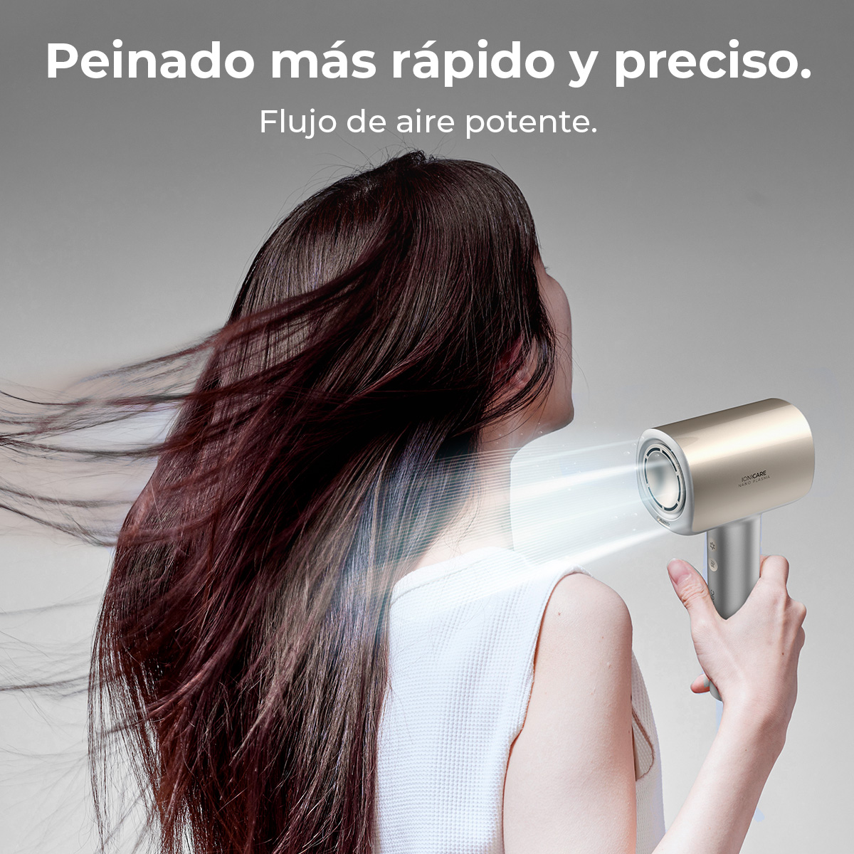 Una donna usa un asciugacapelli dorato, il flusso d'aria le soffia i capelli scuri. Testo in alto: Styling più veloce e preciso.