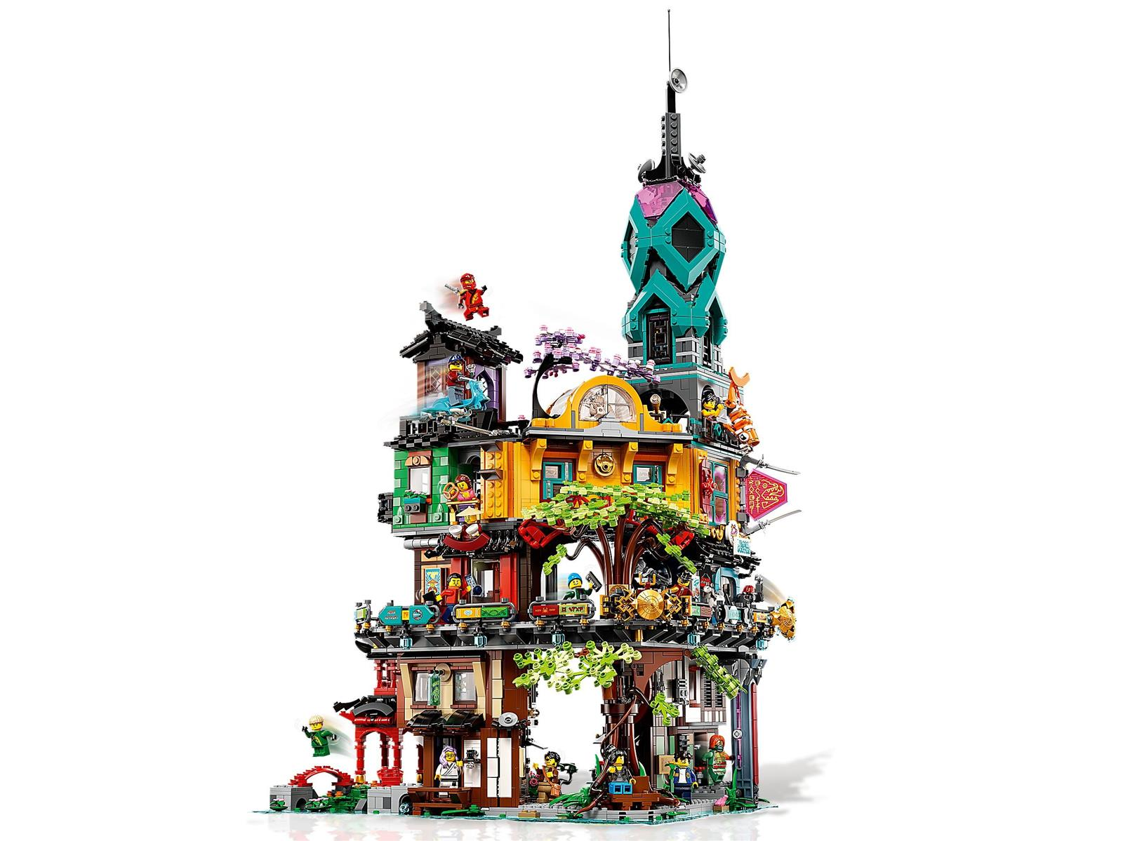 Ein mehrstöckiges Lego-Gebäude in verschiedenen Farben. Minifiguren befinden sich auf Balkonen und Dächern. Oben befindet sich ein hoher Turm mit Spitze.