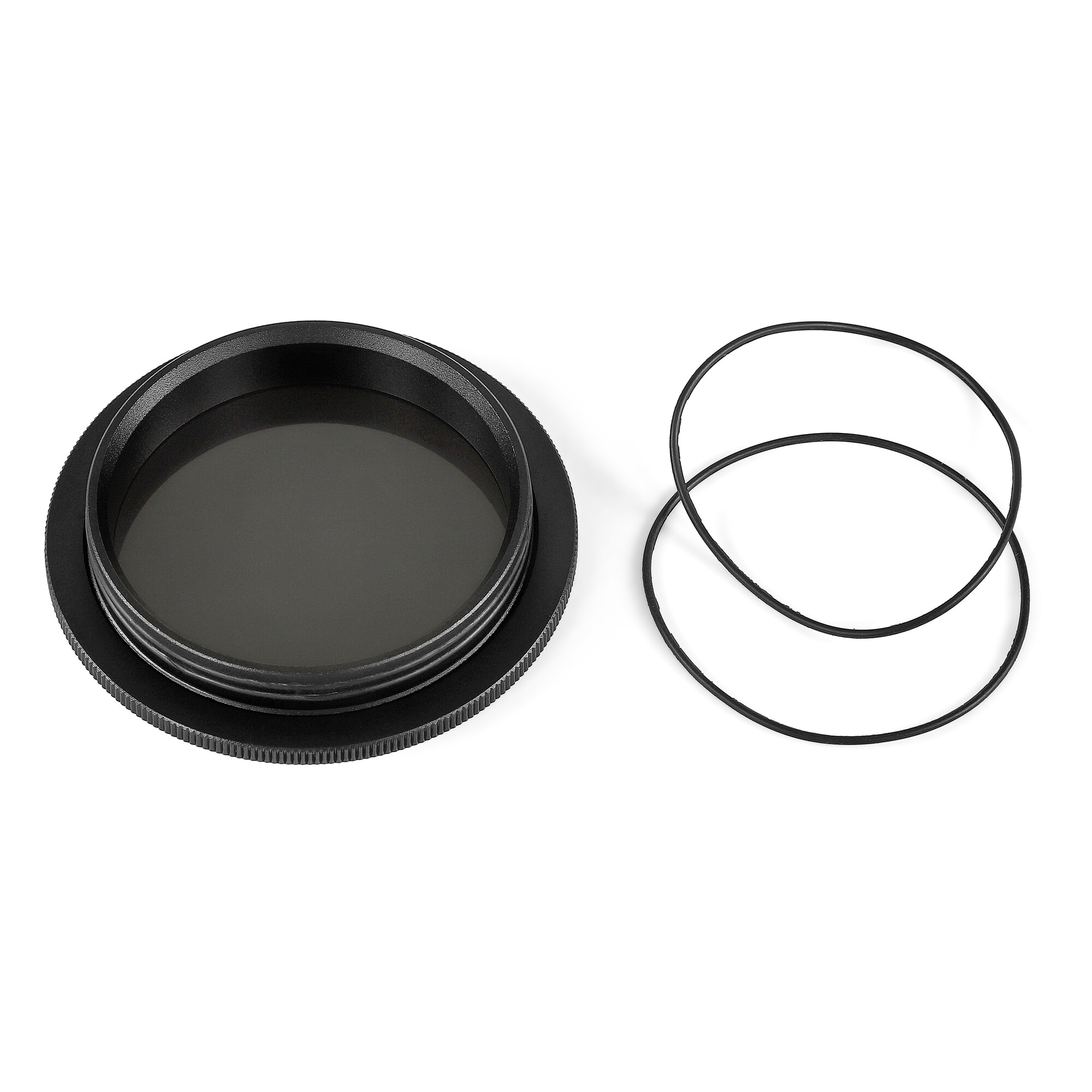 Ein schwarzer Kamerafilter und zwei schwarze Gummiringe auf weißem Hintergrund. Der Filter ist kreisförmig.