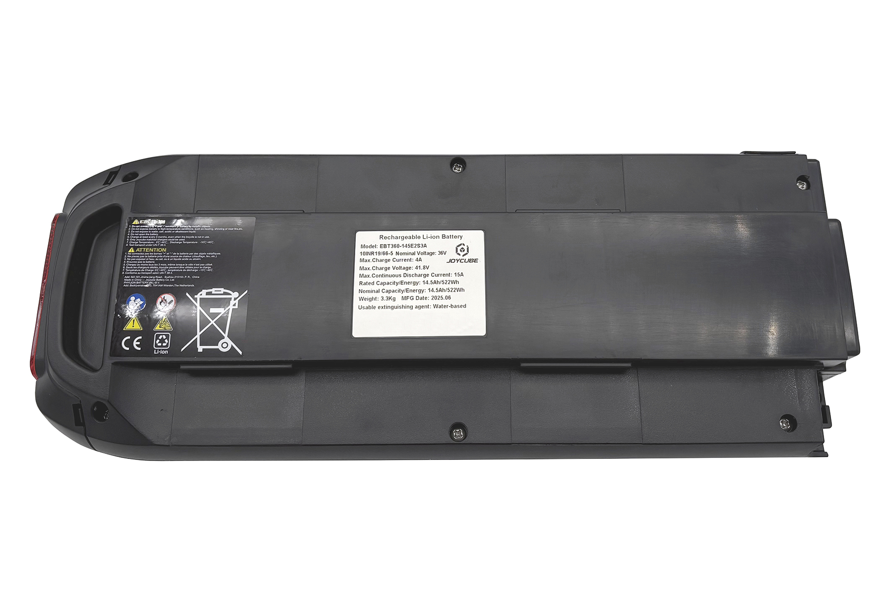 Ein schwarzer, wiederaufladbarer Li-Ionen-Akku mit Warnhinweisen und Produktdetails. Die Batterie hat ein rotes Licht.