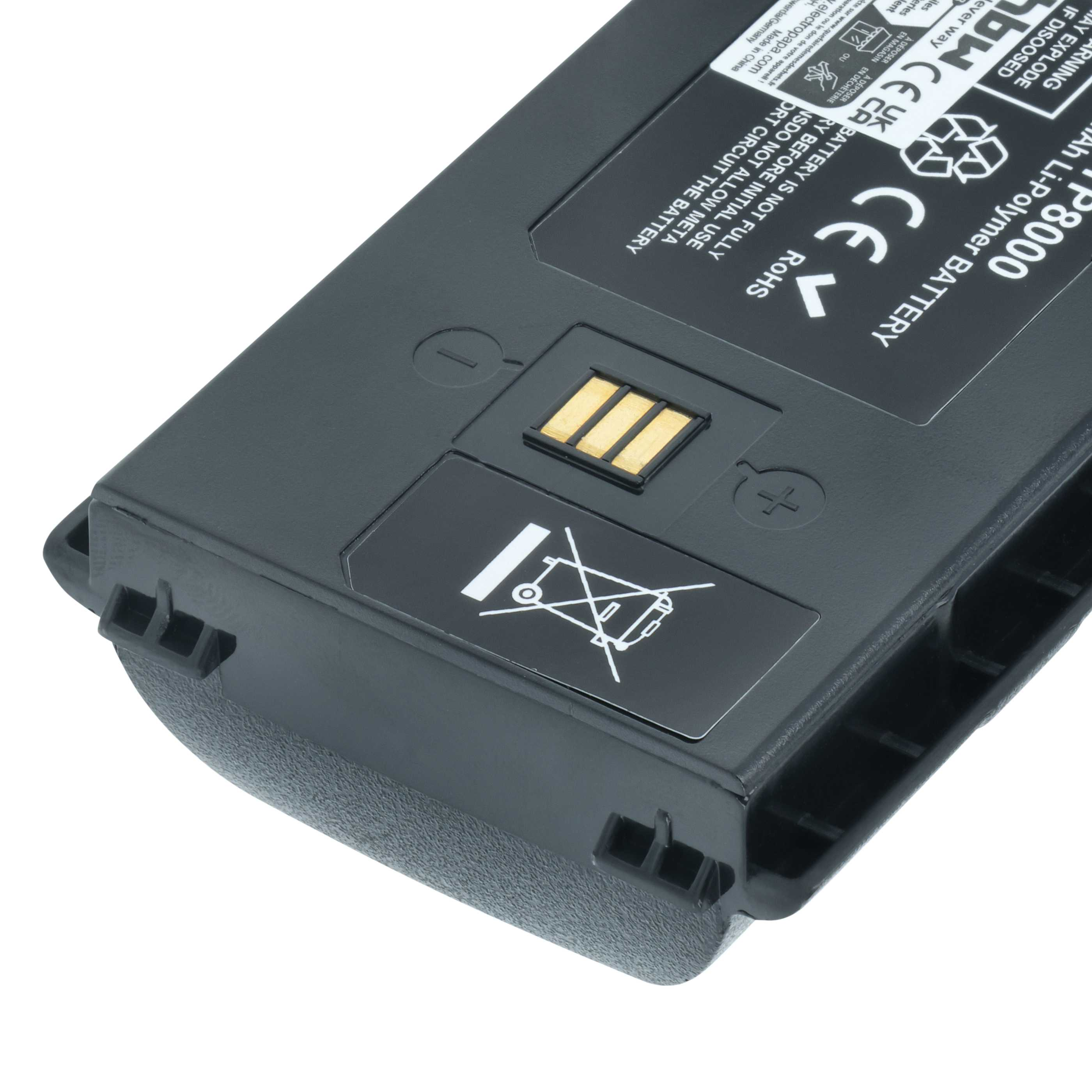 Nahaufnahme einer schwarzen Batterie mit goldenen Anschlüssen und Warnhinweisen auf weißem Hintergrund.