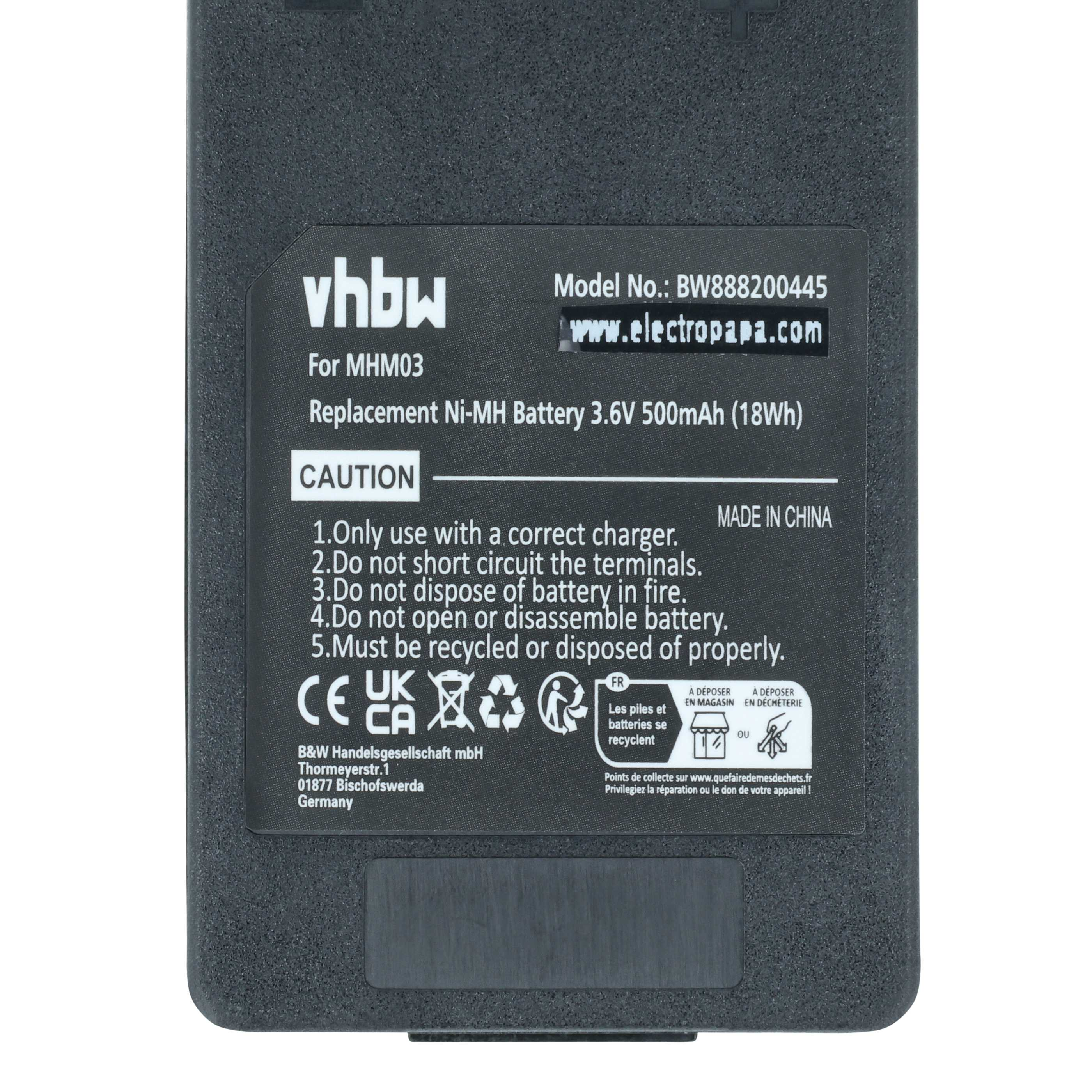 Dunkelgraue Batterie mit weißem Text. Sie hat Warnhinweise, Recycling-Symbole und das Logo des Herstellers.